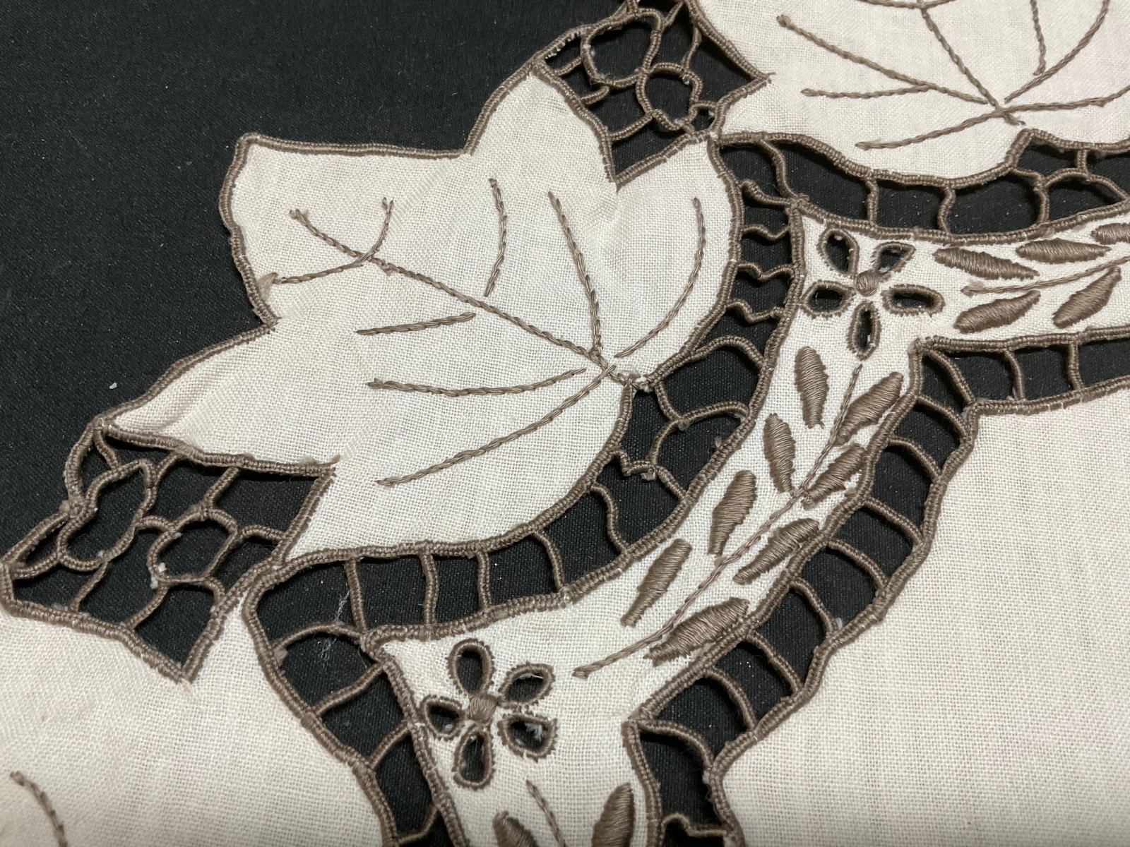 Lt8 VTG Maple Leaf Cutwork Doilies+ - 7