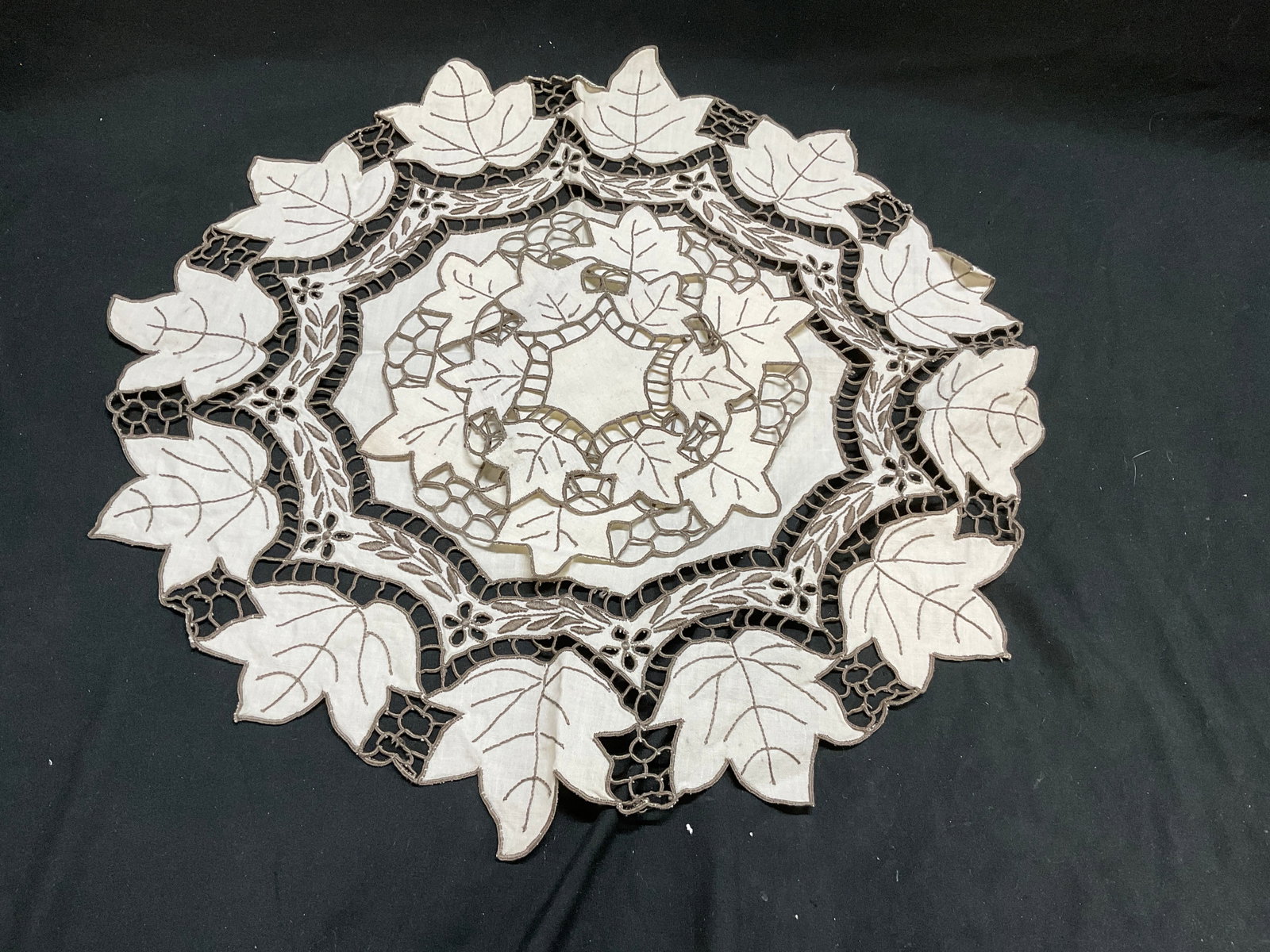Lt8 VTG Maple Leaf Cutwork Doilies+ - 9