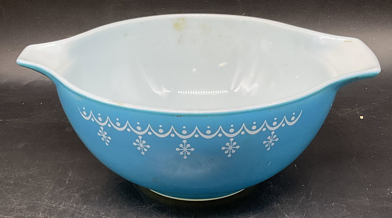 Vintage Pyrex Cinderella 1.5 Qt Glass Mixing Bowl (1 of 6)