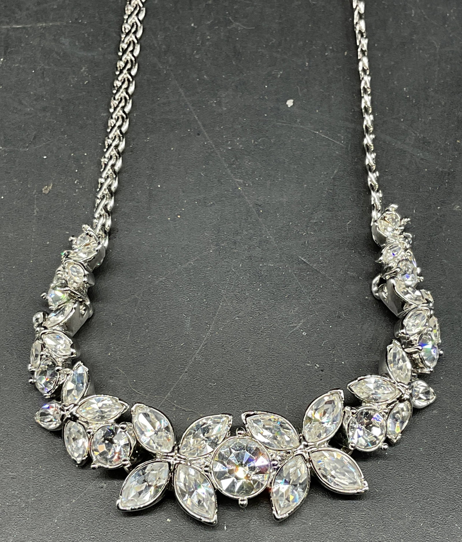 Vtg Silver Tone Rhinestone Flower Necklace (1 of 6)