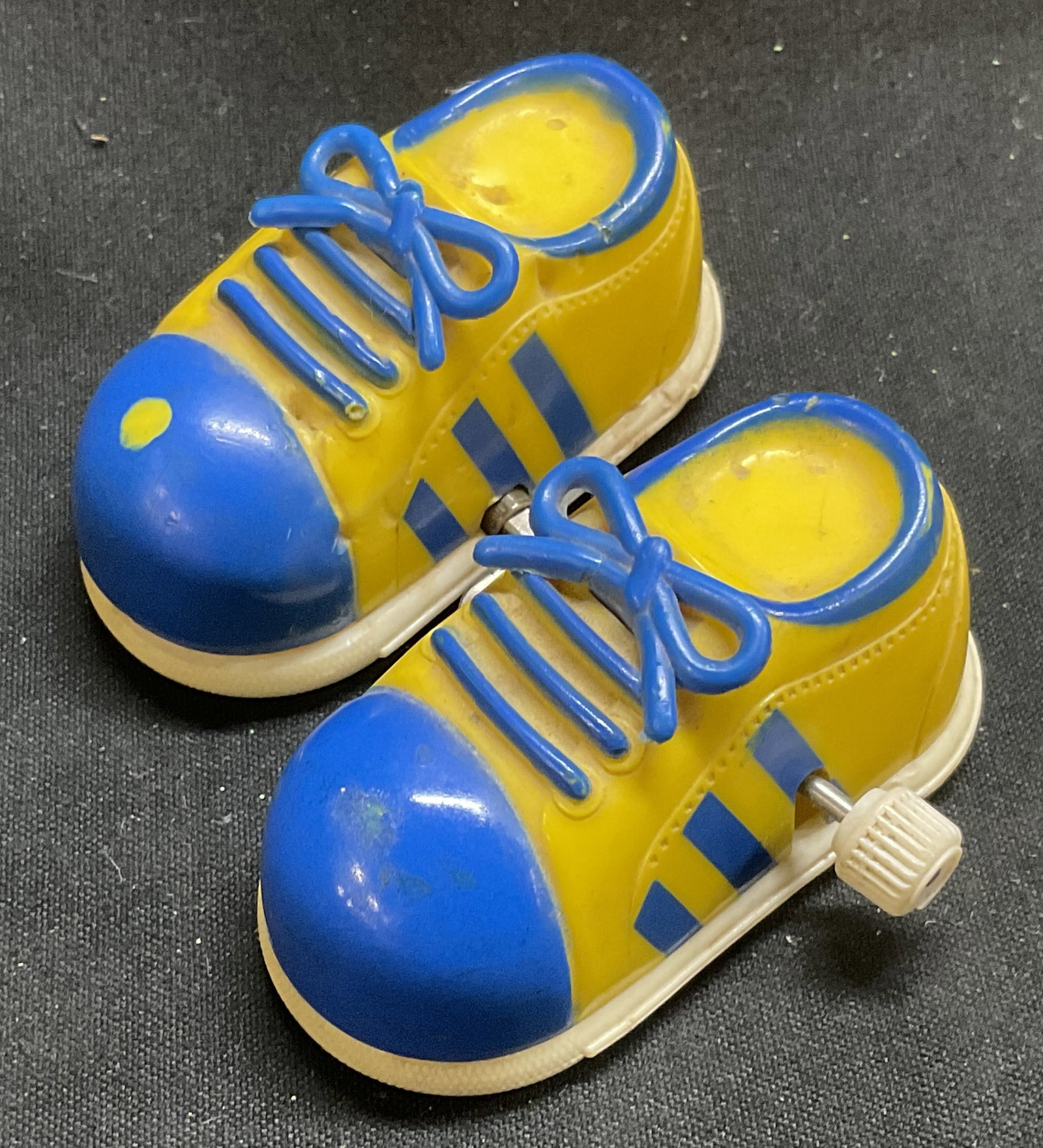 VTG 80s Tomy Wind-Up Walking Sneakers Toy (1 of 7)