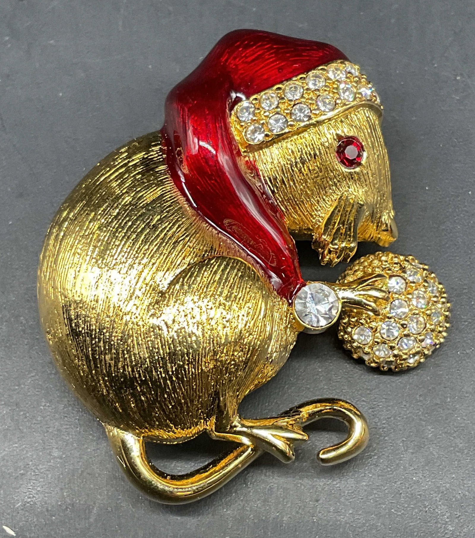 Vtg Napier Gold Tn Christmas Mouse Brooch: Vintage Napier gold tone Enamel and rhinestone Christmas mouse brooch. Measures approx. 1.5 x 1.25 inches. Some scratching. Jewelry, estate jewelry, costume jewelry, cocktail jewelry, fashion jewelry,