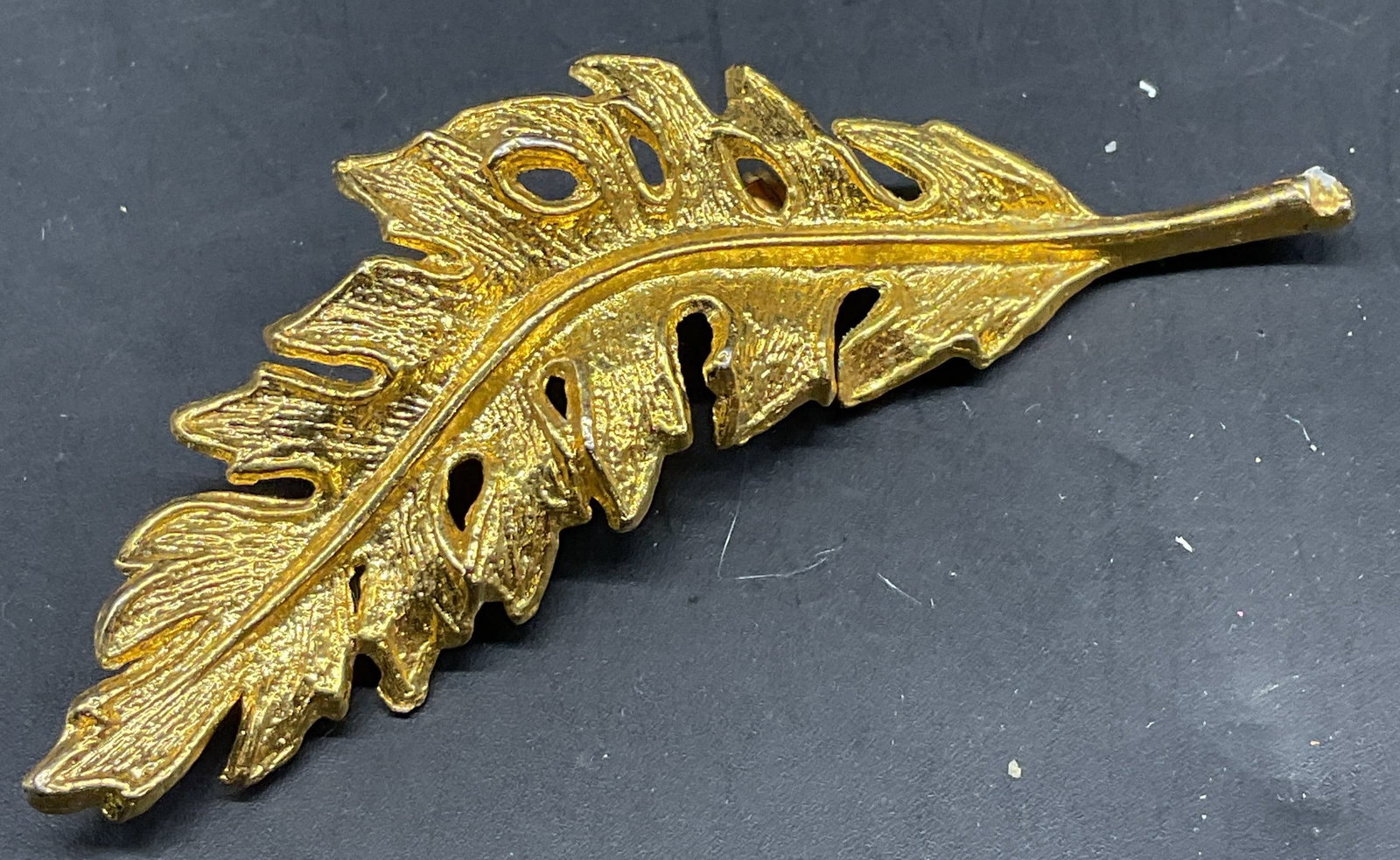 Vintage Gold Tone Leaf Brooch: Vintage gold tone leaf brooch. Measures approx. 3 x 1 inches. Some scratching. Jewelry, estate jewelry, costume jewelry, cocktail jewelry, fashion jewelry, accessories, fashion accessories, 10 j