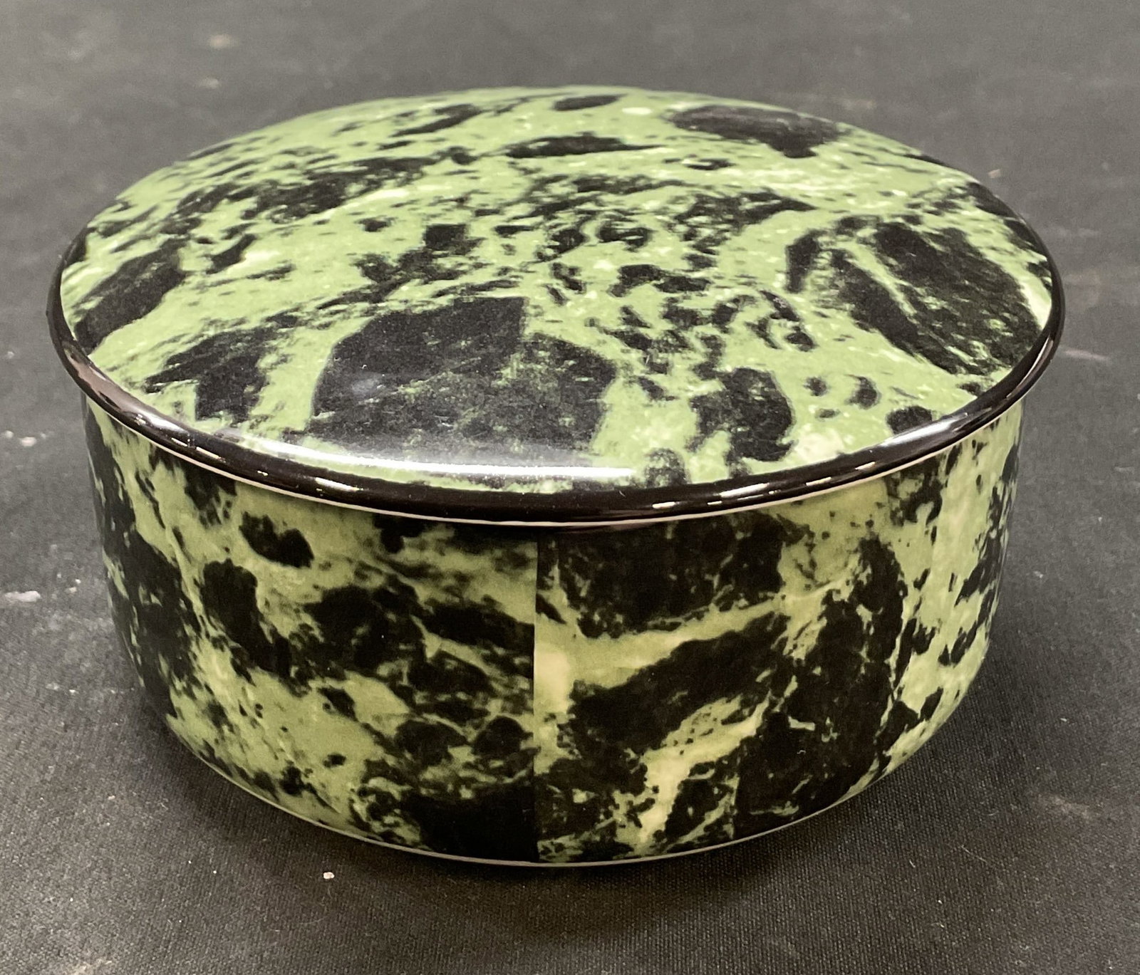 Villeroy & Boch Trinket Box Luxembourg: Villeroy & Boch porcelain lidded trinket box. Marked on underside, made in Luxembourg. Circular box. Green and black marble design. Measures ht approx 2 inches diam approx 4 inches. Surface wear consi