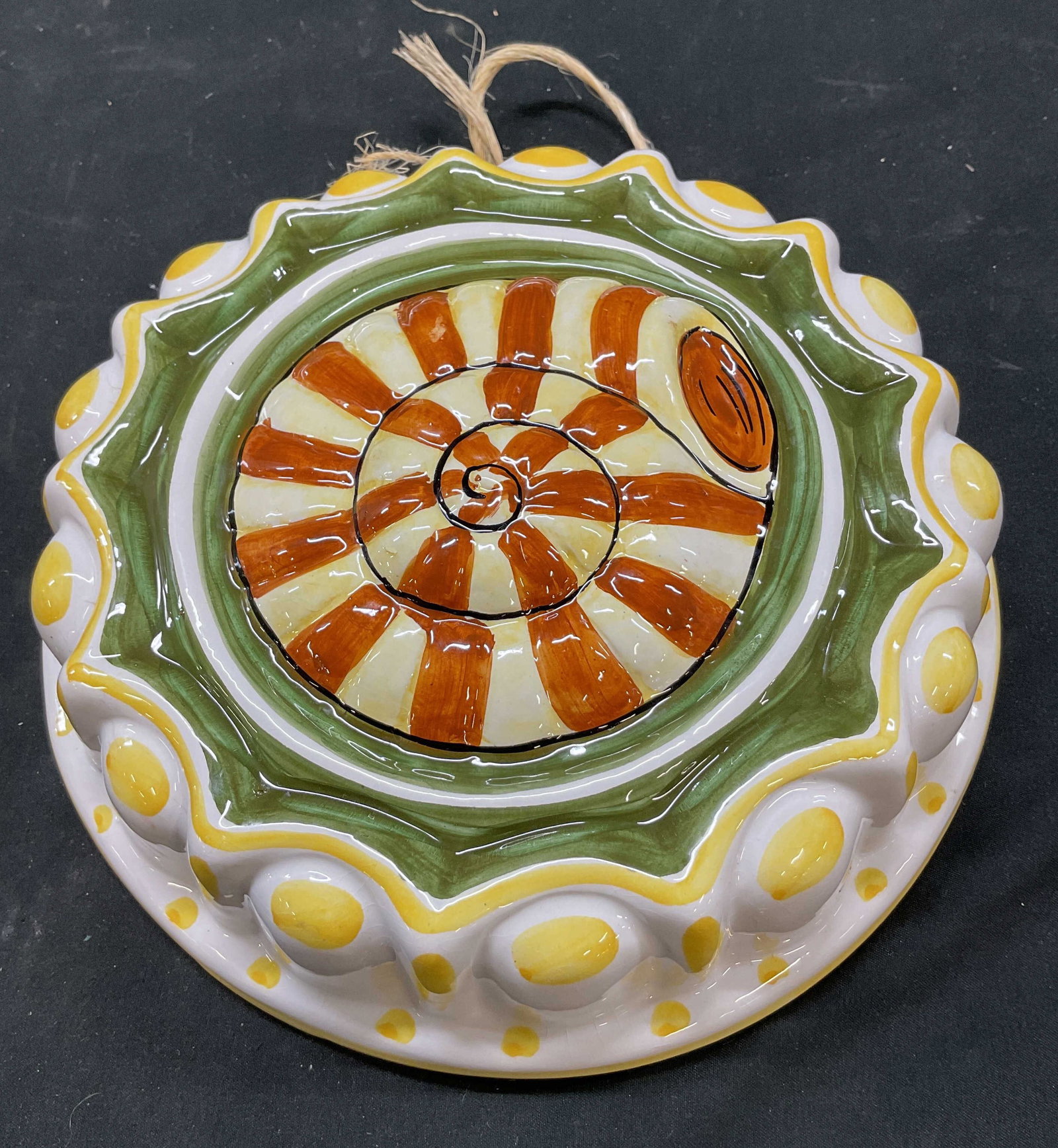 Taste Setter Sigma Ceramic Shell Jello Mold: Taste Setter Sigma ceramic shell Jello mold. Circular mold with scalloped accent. Hand painted shell motif in varying colors. Jello mold or wall decor. Attached string. Measures approx 9 inches in dia