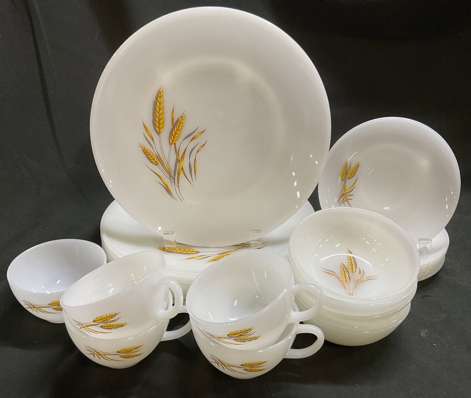 St24 60s-70s Fire King Wheat Milk Glass Ovenware (1 of 13)