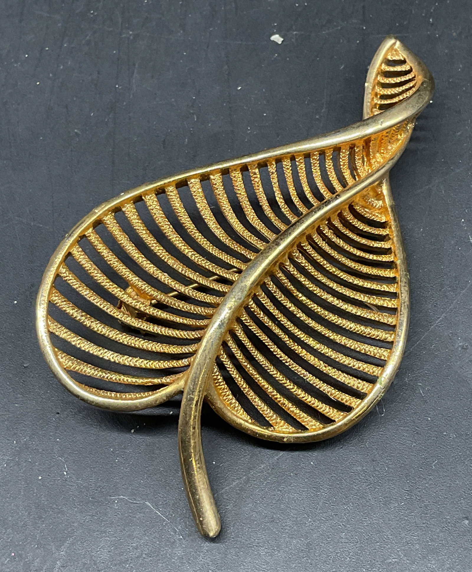 Vintage Gold Tone Leaf Brooch (1 of 6)