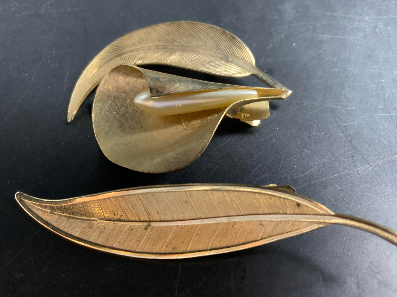 3 brushed Gold Tone Vintage Jewelry: Vintage gold toned jewelry, one curled leaf with faux pearl leaf forms clip, one leaf form brooch, longest measures app 3.5 inches , estate jewelry, costume jewelry, fashion jewelry, wearables