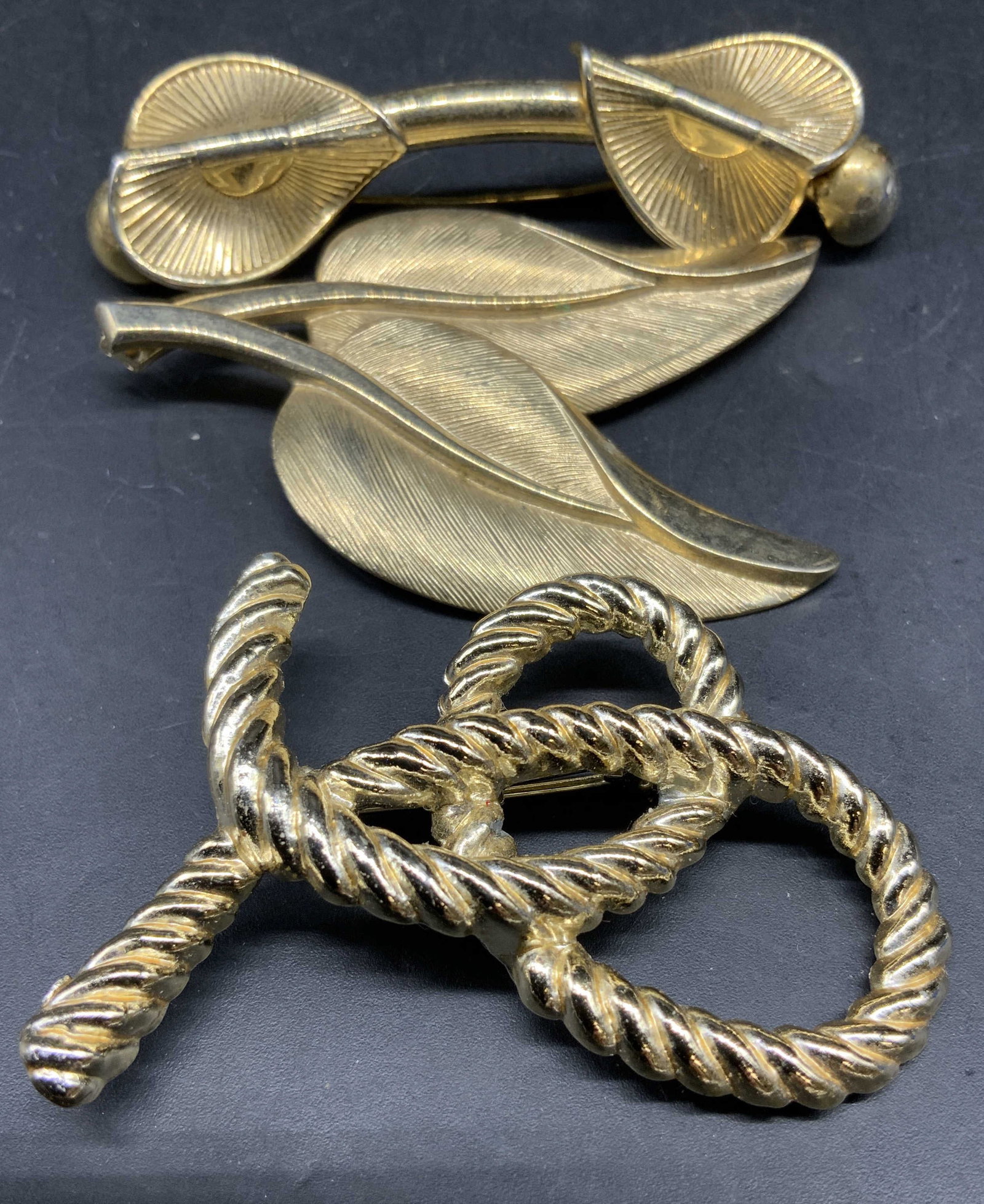 Group 3 Vintage Gold Tone Brooches Jewelry (1 of 6)