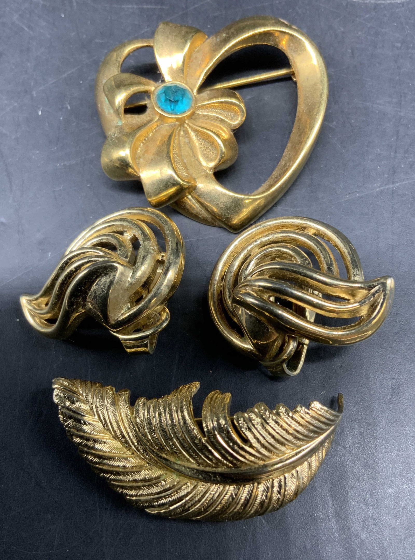 Group 3 Vintage Trifari, GROSSE Jewelry brooches (1 of 9)