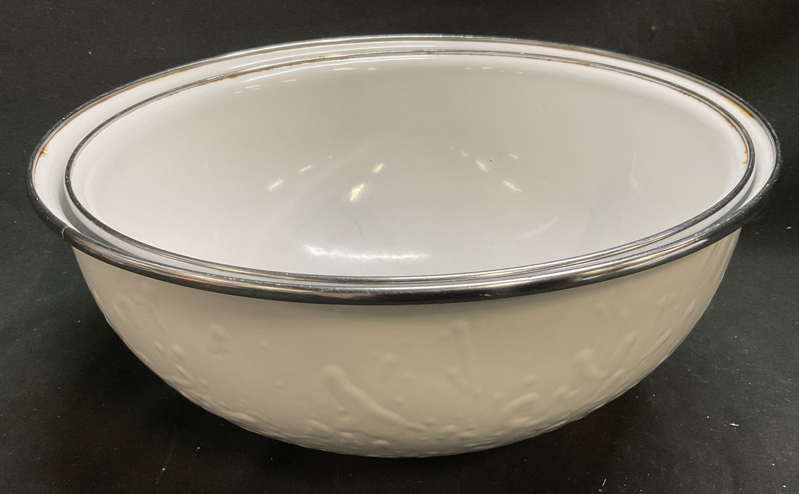 Lt2 VTG White Textured Enamelware Steel Bowls (1 of 9)