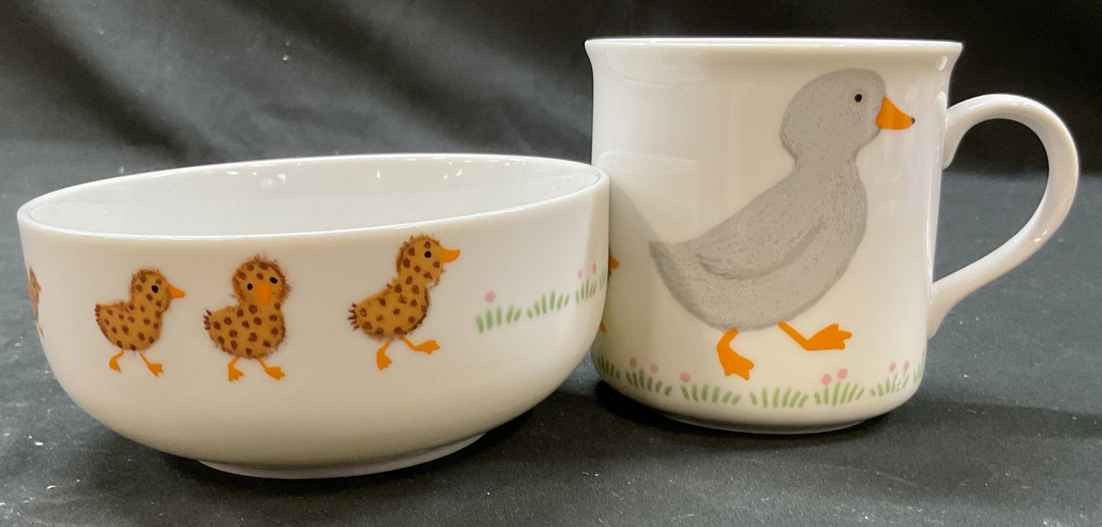 Set 2 Nantucket Ducks Bowl & Mug Japan: Set of 2 Nantucket ducks porcelain bowl and mug. Marked on underside, reads Nantucket Made In Japan. Mama and baby duck design. Varying colors. Bowl measures ht approx 2 inches diam approx 5 inches.