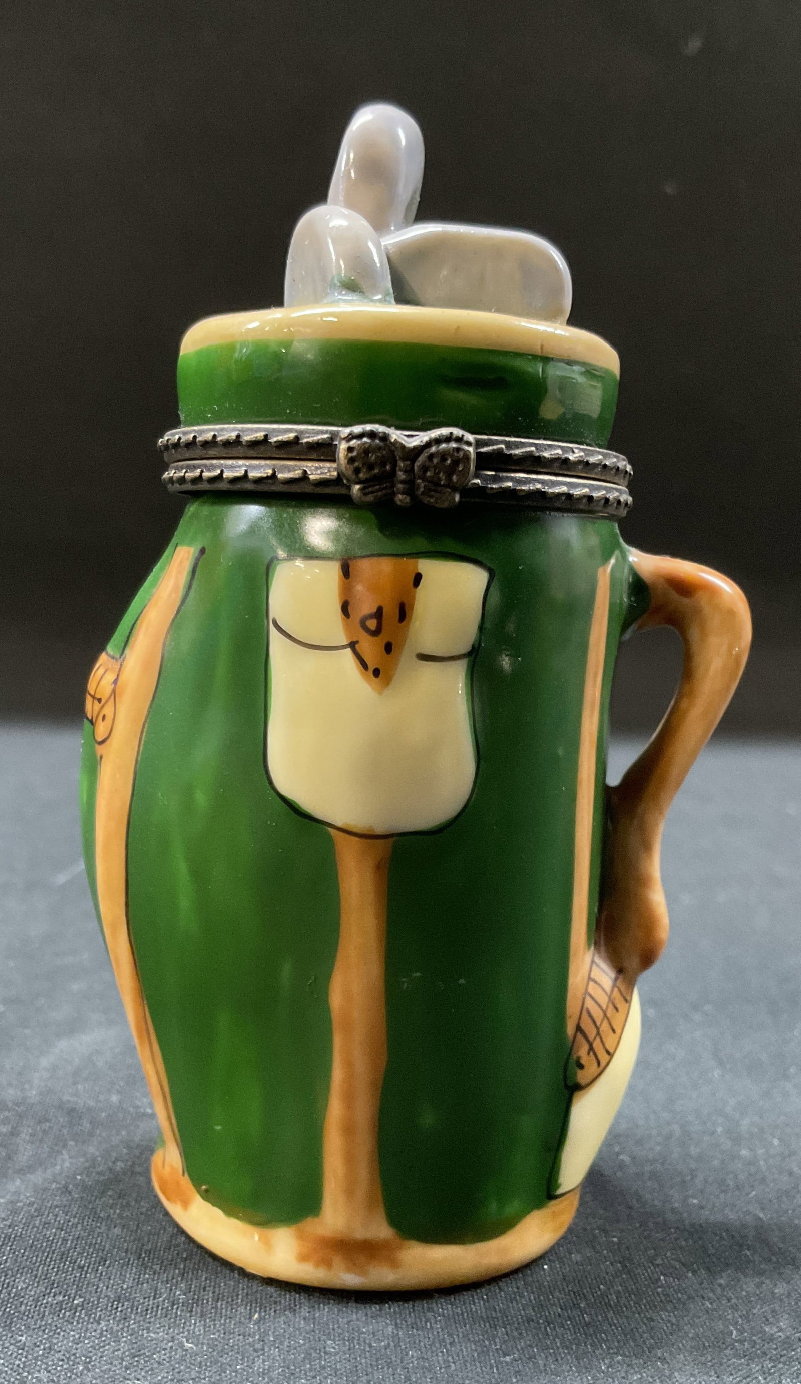 Vtg Lidded Hinged Golf Bag Trinket Box: Vtg Lidded Hinged Golf Bag and Clubs Trinket Box, Brass and ceramic, approx 4 in tall, brass hinge detailing, light gray clubs, green bag with brown cream and back detailing. Sports decor, home decor,