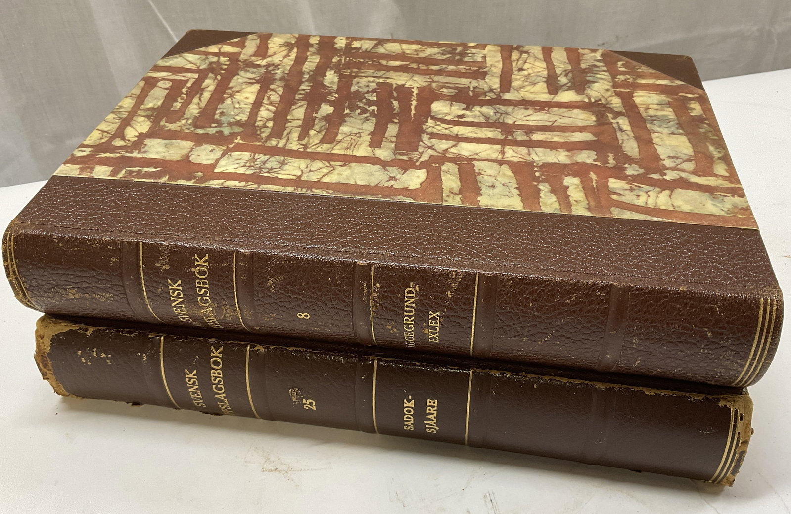 Lt2 VTG ILLUS 1948-1957 SWEDISH Encyclopedias: 2 Vintage Illustrated Swedish Encyclopedias. Includes 1948 Svenska Faktningar and 1957 Svensk Uppslagsbok. Published by Forlagshuset Nordens Boktryckeri in Malmo, Sweden. Leather and Marbled Paper Bin