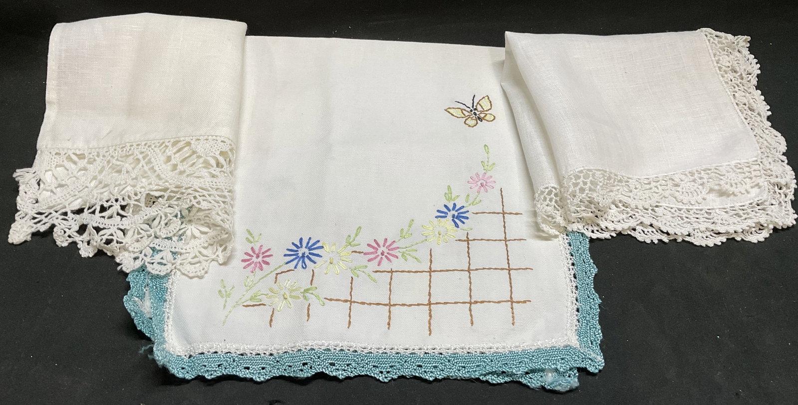 Lt3 VINTAGE Embroidered Floral & Lace Linens (1 of 12)