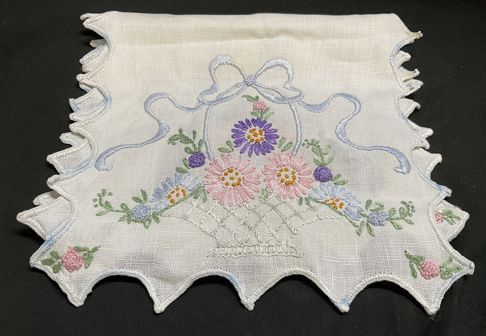 VINTAGE Embroidered Floral Basket Table Runner (1 of 10)
