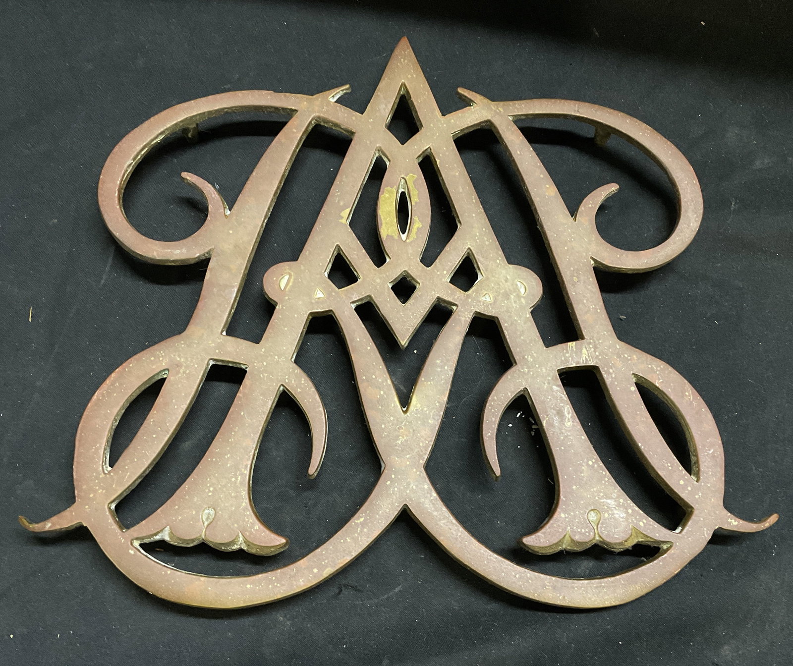 VTG50s-60s VM Solid Brass Queen Anne Cypher Trivet (1 of 6)