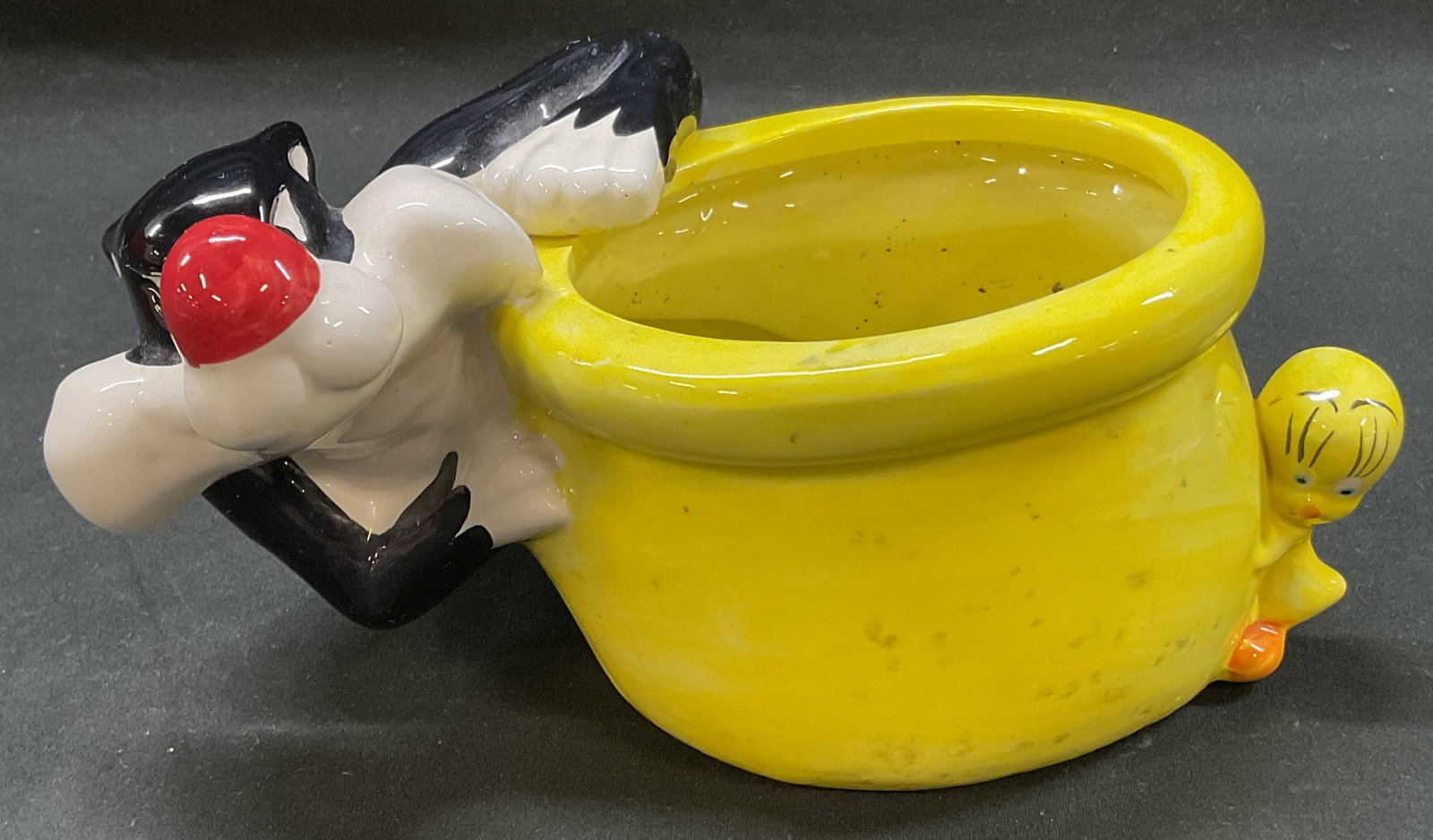 Vtg. Looney Tunes SylvesterxTweety Planter Bowl: Vintage ceramic Looney Tunes Sylvester x Tweety Bird planter bowl Warner Bros. Sylvester draped over rim of yellow bowl, Tweety hides to the other side of it. Bottom reads TM Warner Bros. Entertainmen
