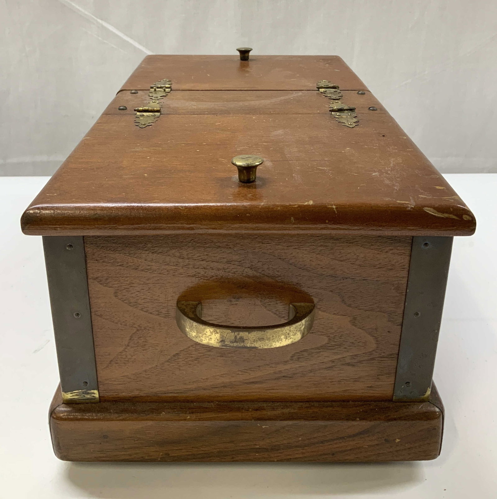 Vtg Wooden Storage Box W Sewing Threads: Vintage rectangular wooden box features brass knobs & handles. Divided lid design. No visible signature or markings. Surface wear consistent to age, use & exposure. Measurements: length 14.7in x width