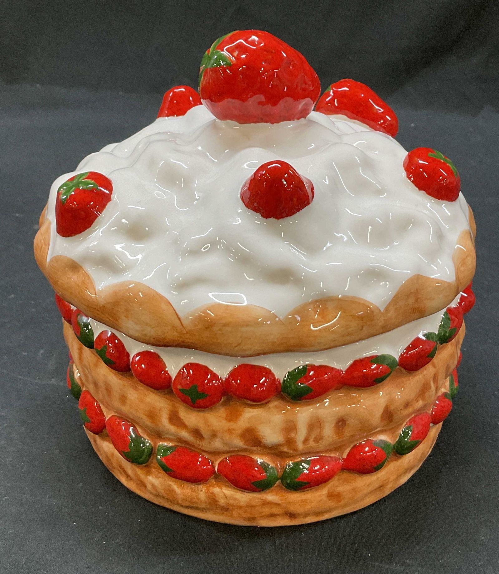 Casafina Strawberry Shortcake Cookie Jar Portugal (1 of 11)