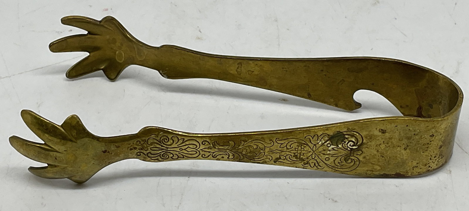 Vtg Etched Brass Tongs: Vintage brass tongs featuring claw shaped ends & etched detailing. No visible signature or markings. Surface wear consistent to age, use & exposure. Measurements: length 5.2in x width 2.3in. Vintage