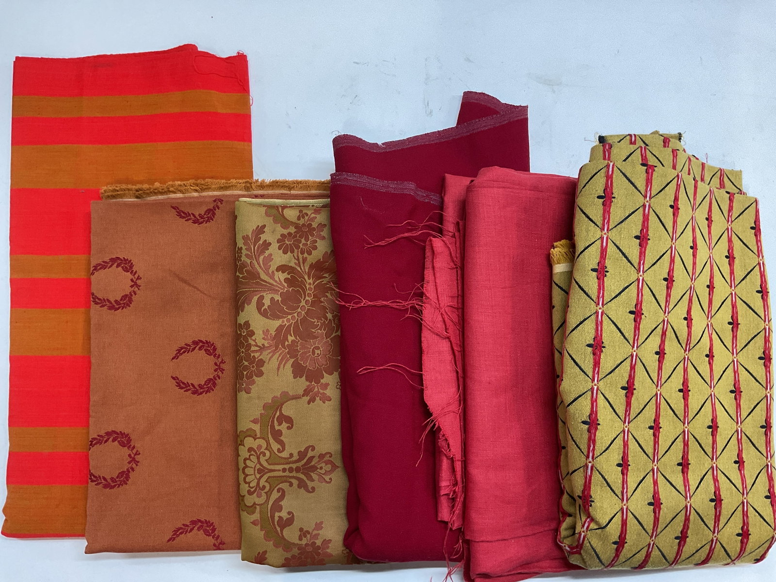 Vtg Lt6 Assorted Fabric Scraps: 6 Pieces of Fabric Scraps. Material is, Cotton, Linen, and More. Red, Maroon, Yellow, Brown, Green. Not Measured, Unrolled, or Fully Inspected. Some Blemishes Present. Sold As Is. Part of Large