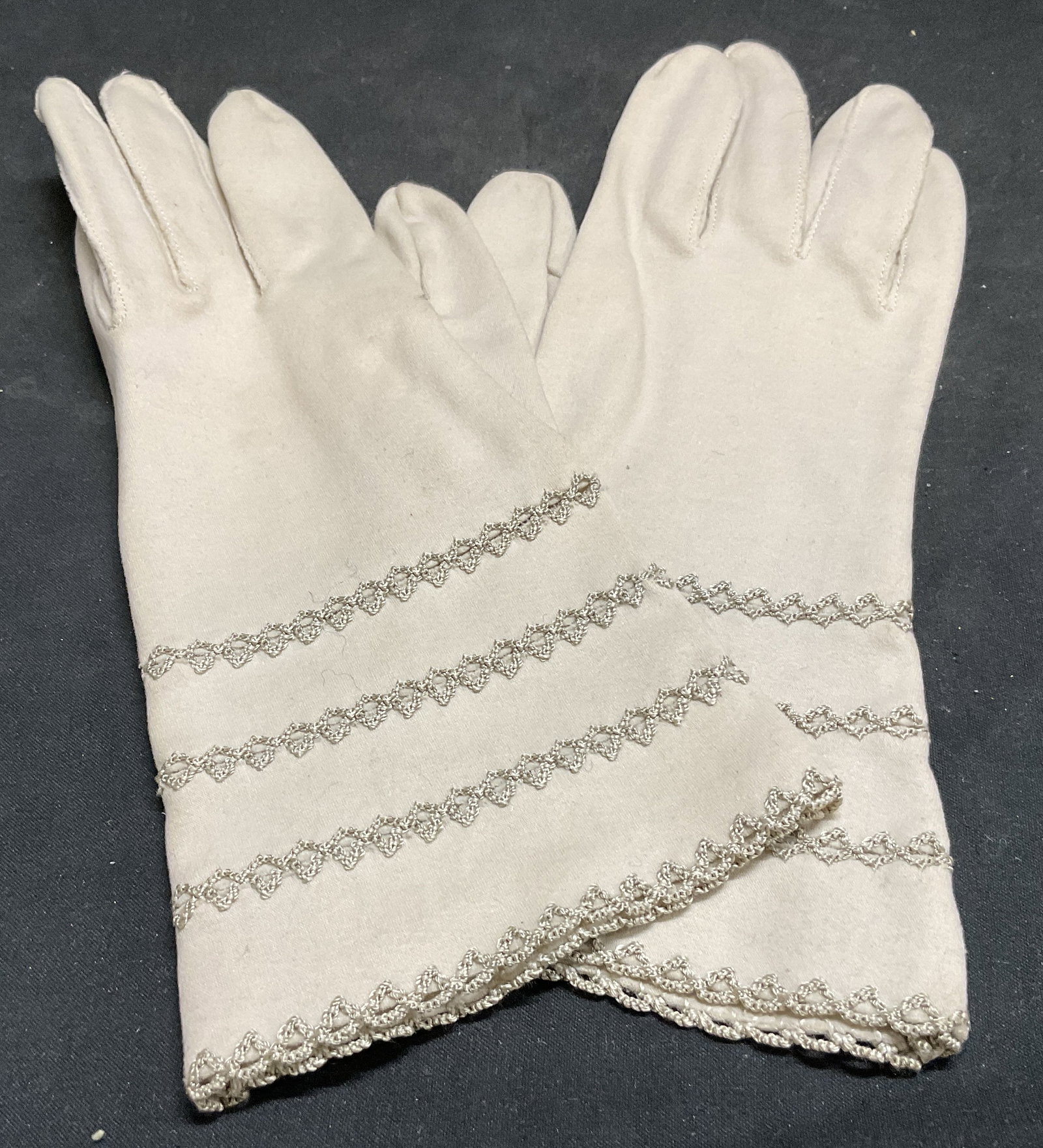 VTG 50s-60s Crescendoe Embroidered Cream Gloves (1 of 6)