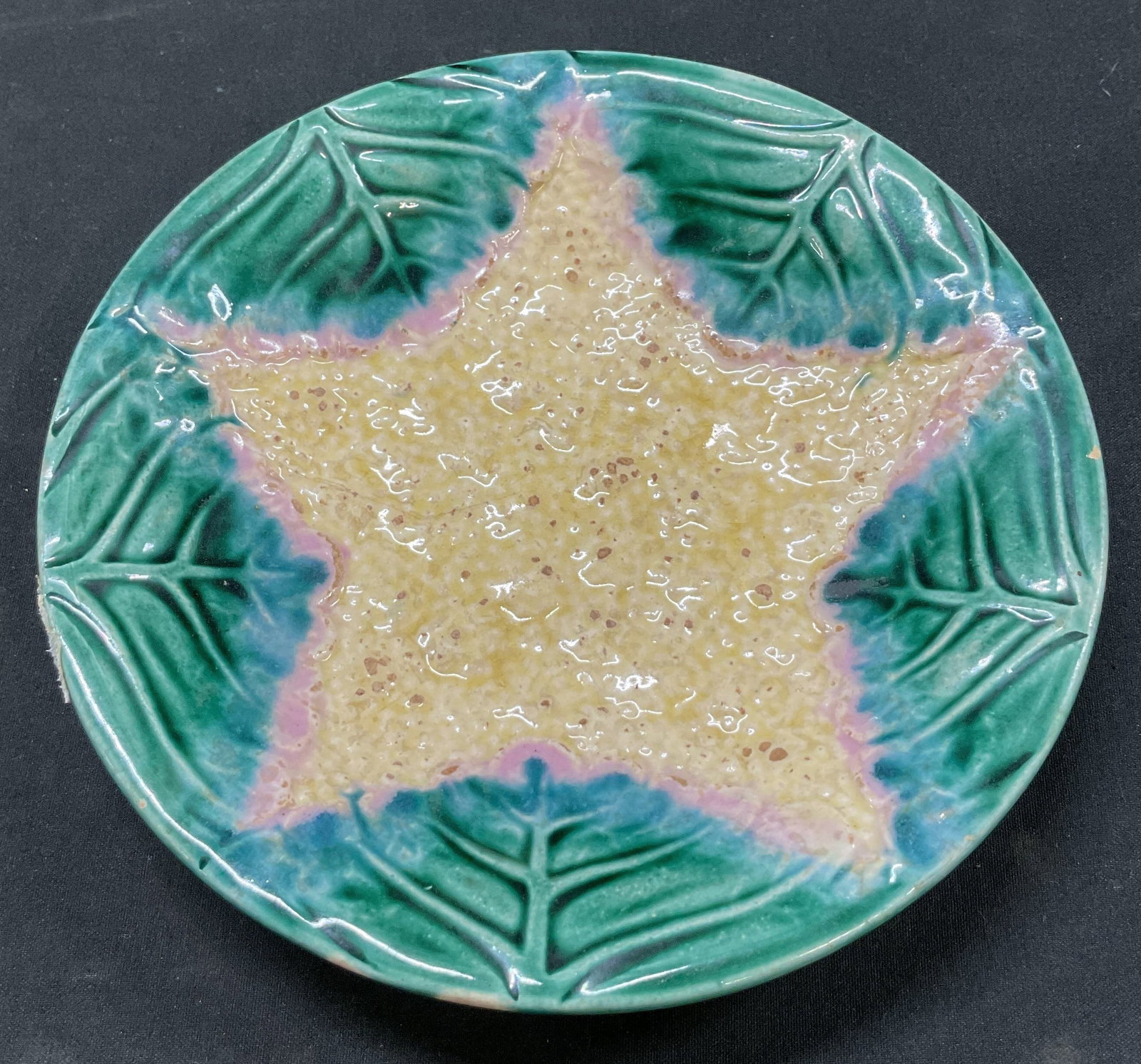 Antq C.1880 Etruscan Majolica Cauliflower Plate: Antique circa 1880 Etruscan glazed pottery majolica cauliflower plate. Marked on underside. Likely produced by Griffin, Smith, and Hill. Central star shaped cauliflower motif surround by green leaves.