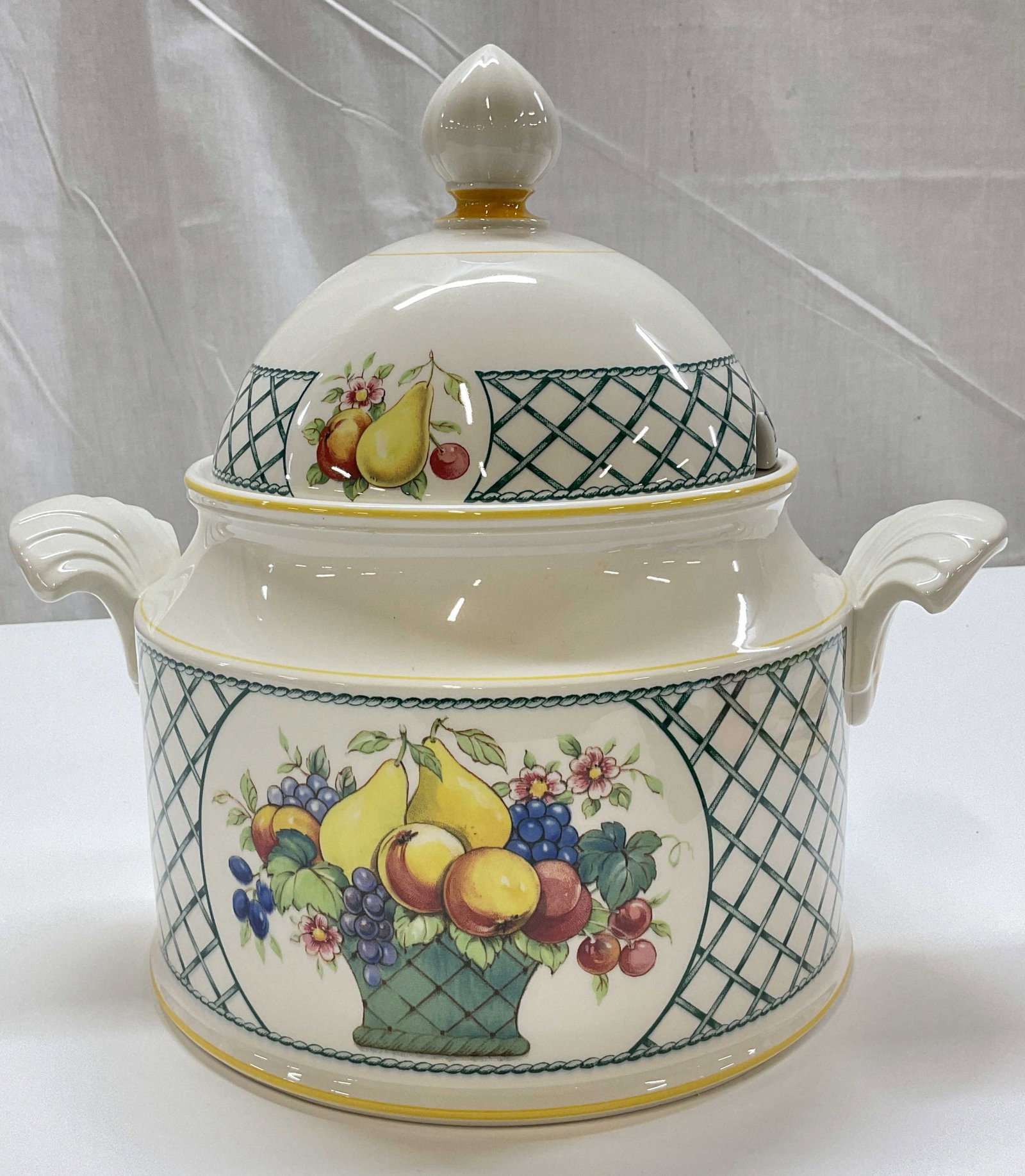 Vtg Villeroy & Boch Lrg Soup Tureen, W. Germany: Vintage Villeroy & BOCH Basket pattern Large covered soup tureen. Made in West Germany. Premium vitro porcelain. Sculpted scalloped handles with matching domed lid, pointed finial, bright yellow accen