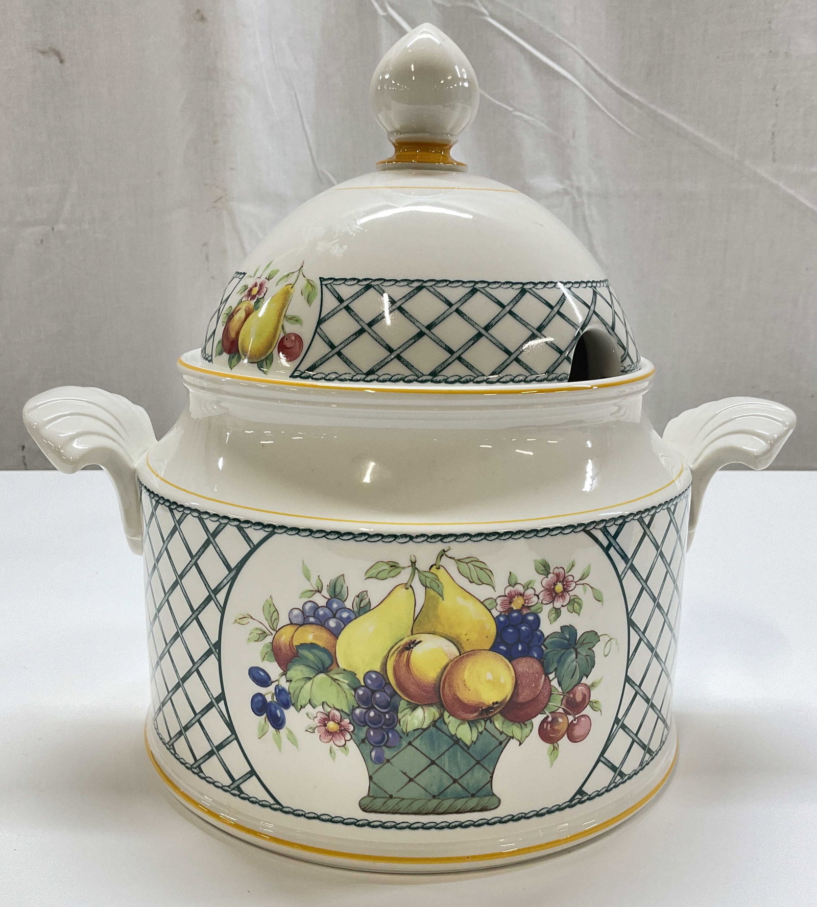 Vtg Villeroy & Boch Lrg Soup Tureen, W. Germany: Vintage Villeroy & BOCH Basket pattern Large covered soup tureen. Made in West Germany. Premium vitro porcelain. Sculpted scalloped handles with matching domed lid, pointed finial, bright yellow accen