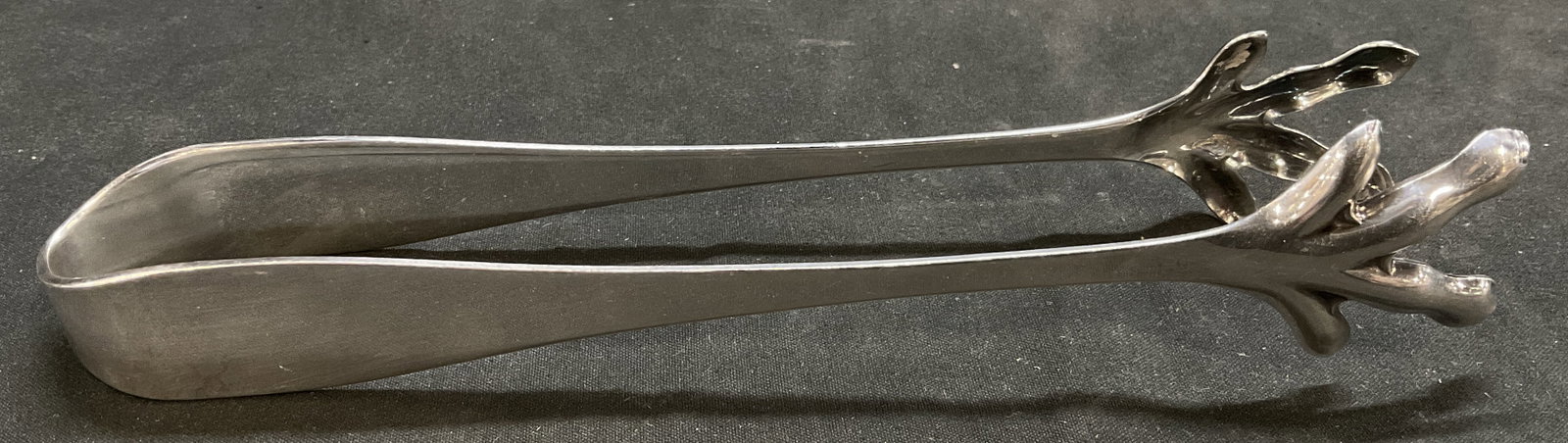 ANTIQUE Reed & Barton Silver-Tnd Bird Claw Tongs: Antique Circa 1900-1940 Reed & Barton Silver-Toned Bird Claw Tongs. Grippers are Avian Talons Design. Used for Sugar or Ice. Condition Consistent With Exposure. Measures app 7.5in H x 1.5in W. Antique