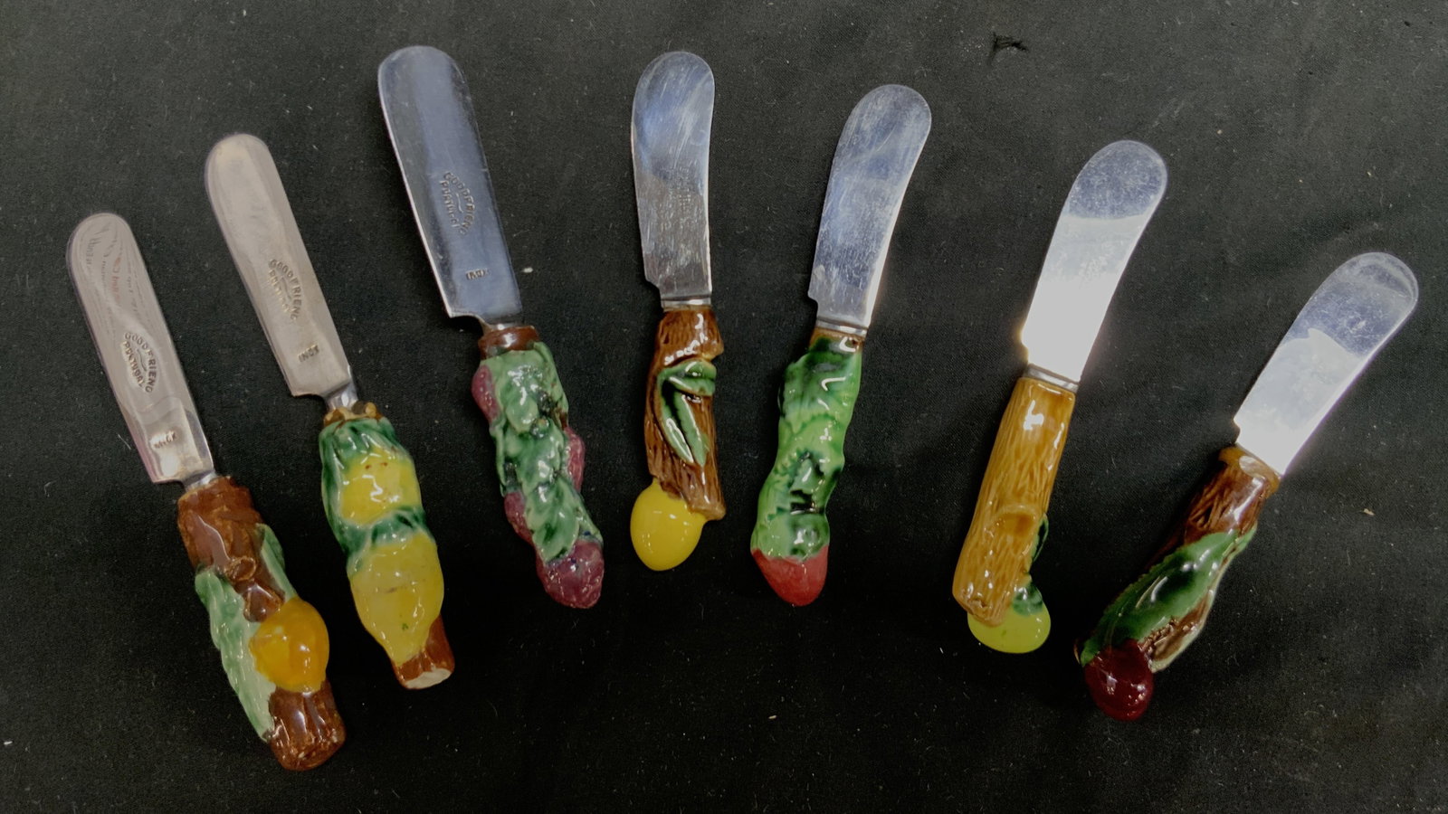 Vtg MxdLt7 Fruit Handle Spreader Knives, FR/POR (1 of 6)