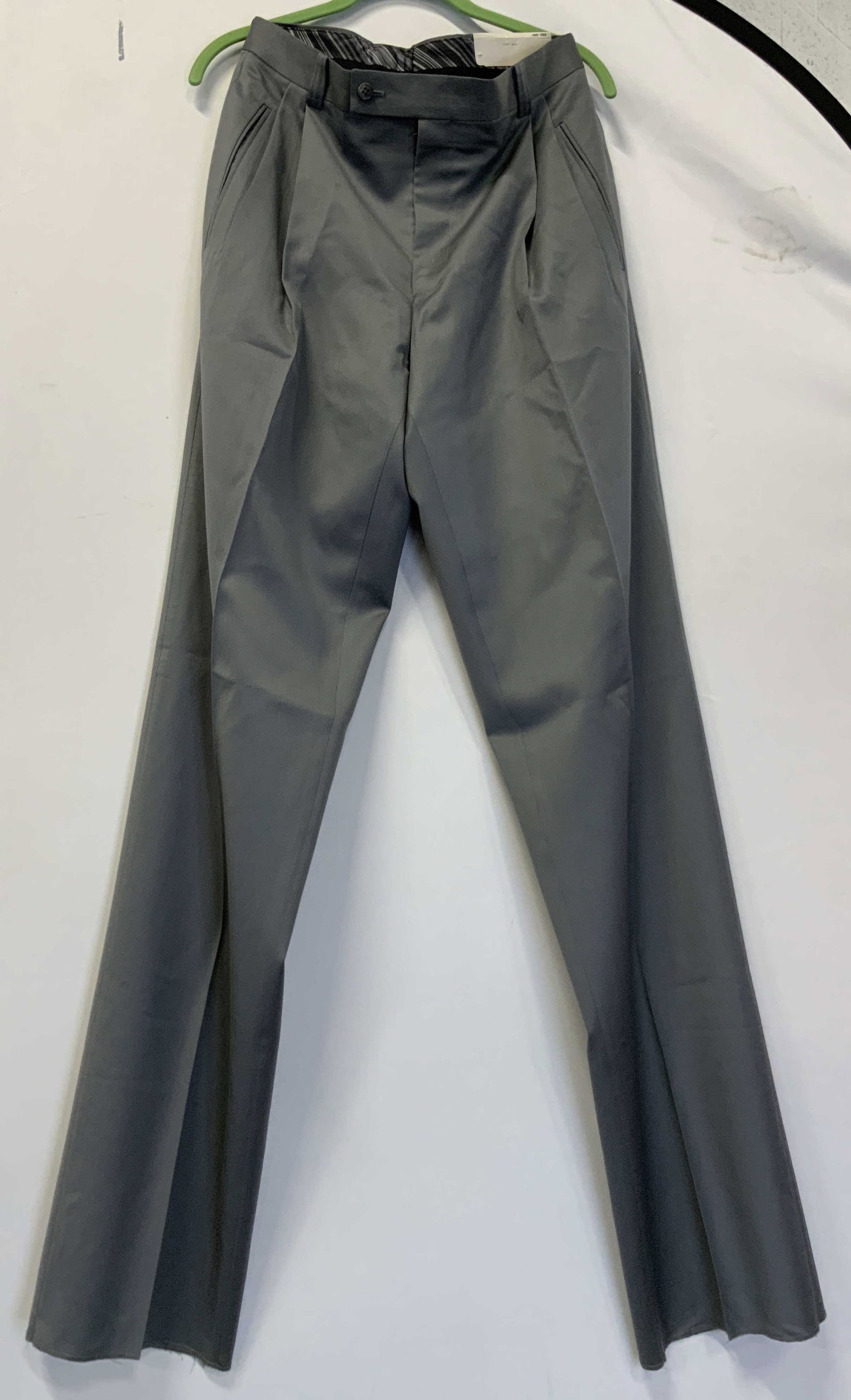 Sean John grey NWT dress pants: Sean John grey New With Tags dress pants. 100% wool fabric in size 30w. Fraying at bottom edge. Fashion, suiting, dress pants H11
