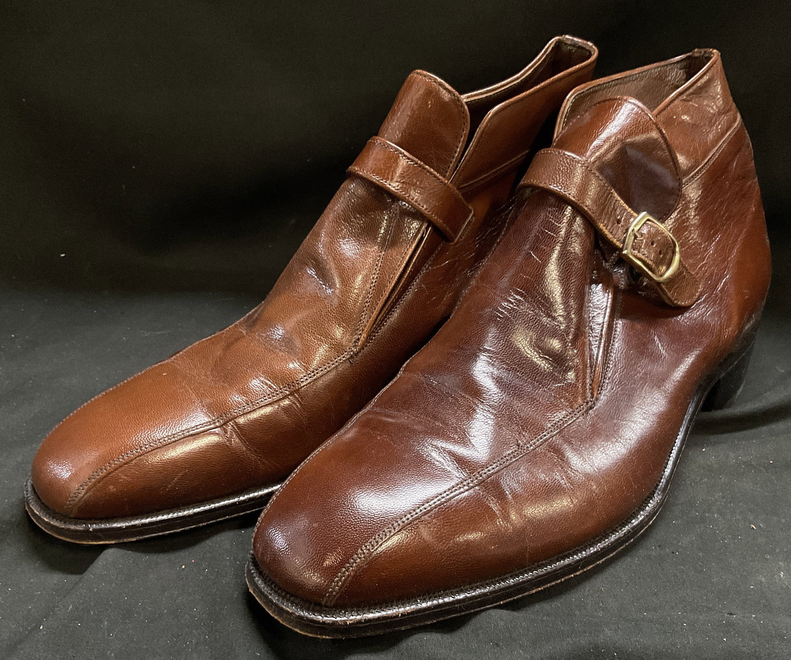 VTG Florscheim Imperial Leather Ankle Boots: Vintage Florscheim Imperial Guardsman Brown Leather Ankle Boots with Monk Strap. Mens Size 9 D. Scuffing on Shoes and Strap. Wear to Soles. Comes with Miscellaneous Storage Box. Vintage Shoes, Florsch
