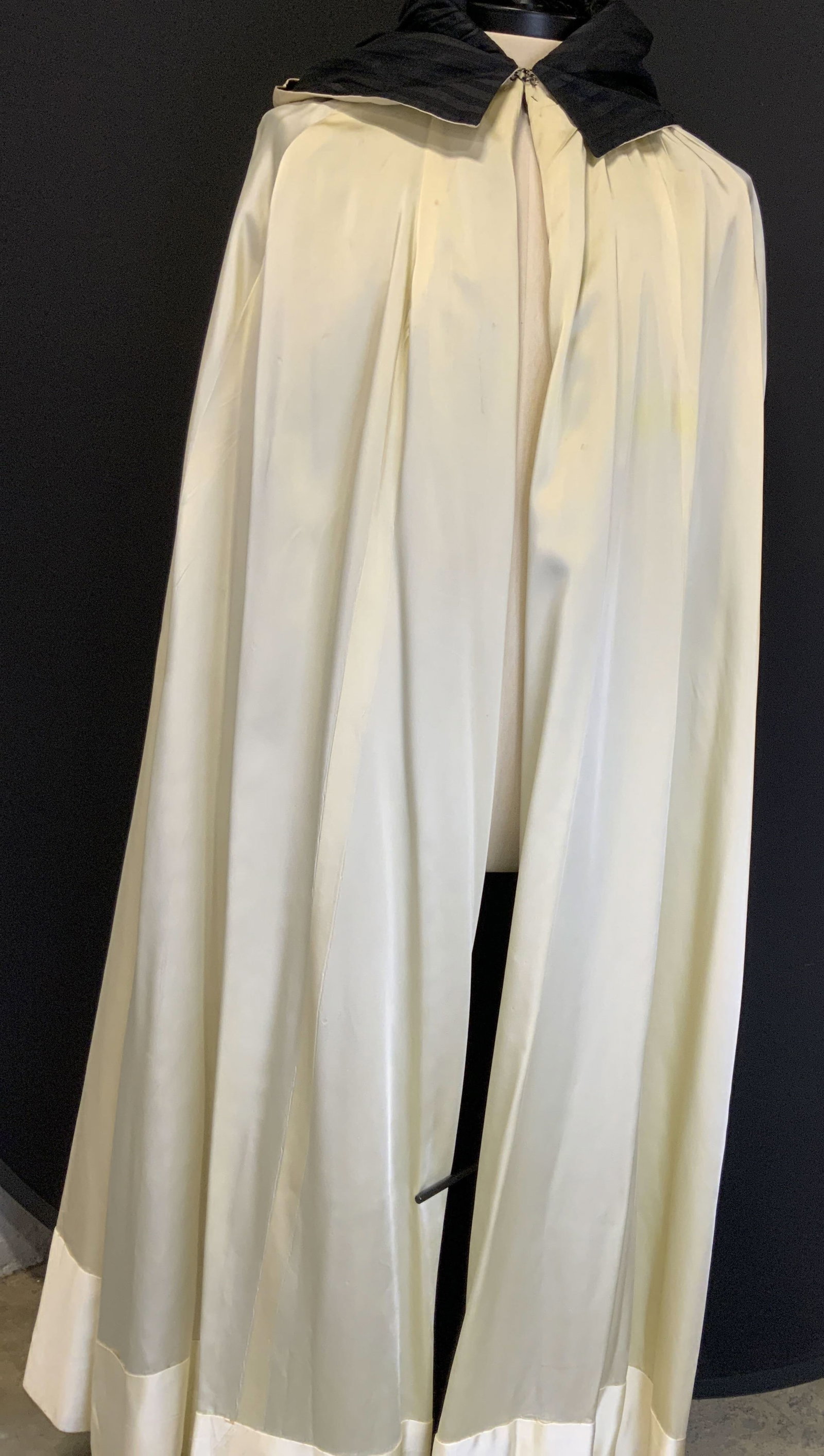 Light yellow cape (1 of 6)