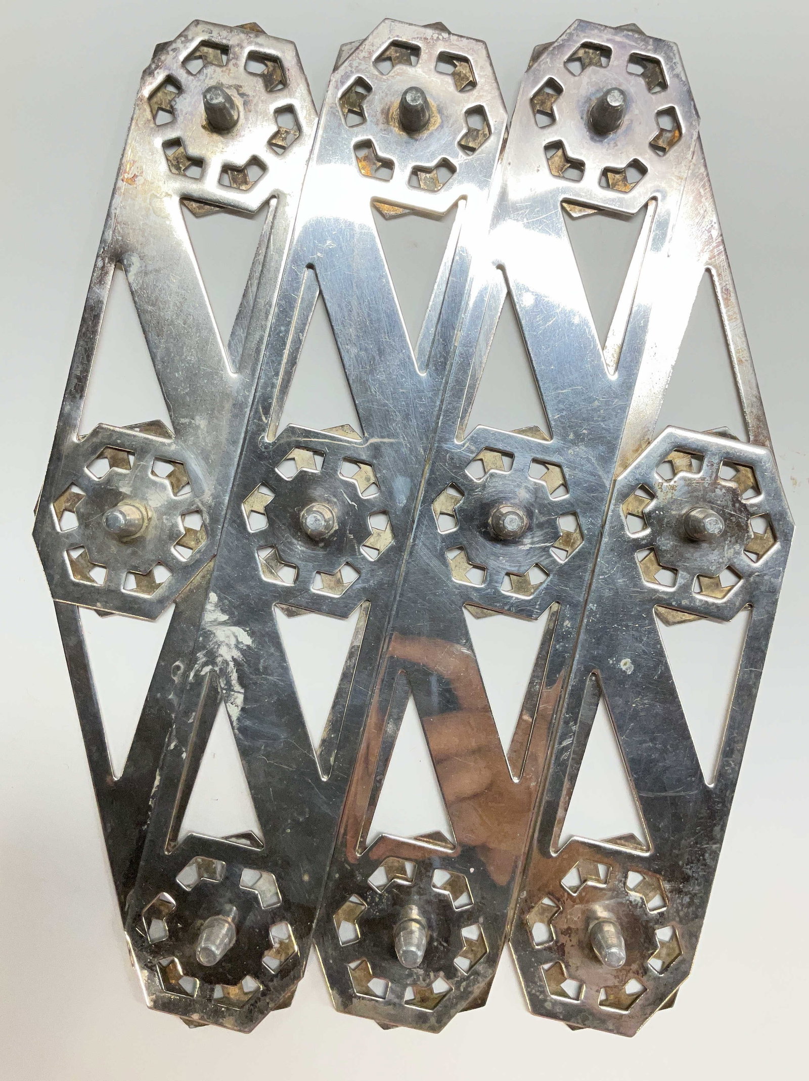 Vtg MCM Silver Plate Expandable Accordion Trivet: Vintage MCM Silver Plate Expandable Accordion Trivet. Machine age-esque. Geometric scissor-action frame. Layout accented by eight hexagonal hinges with open fretwork details. Measures approx. compact