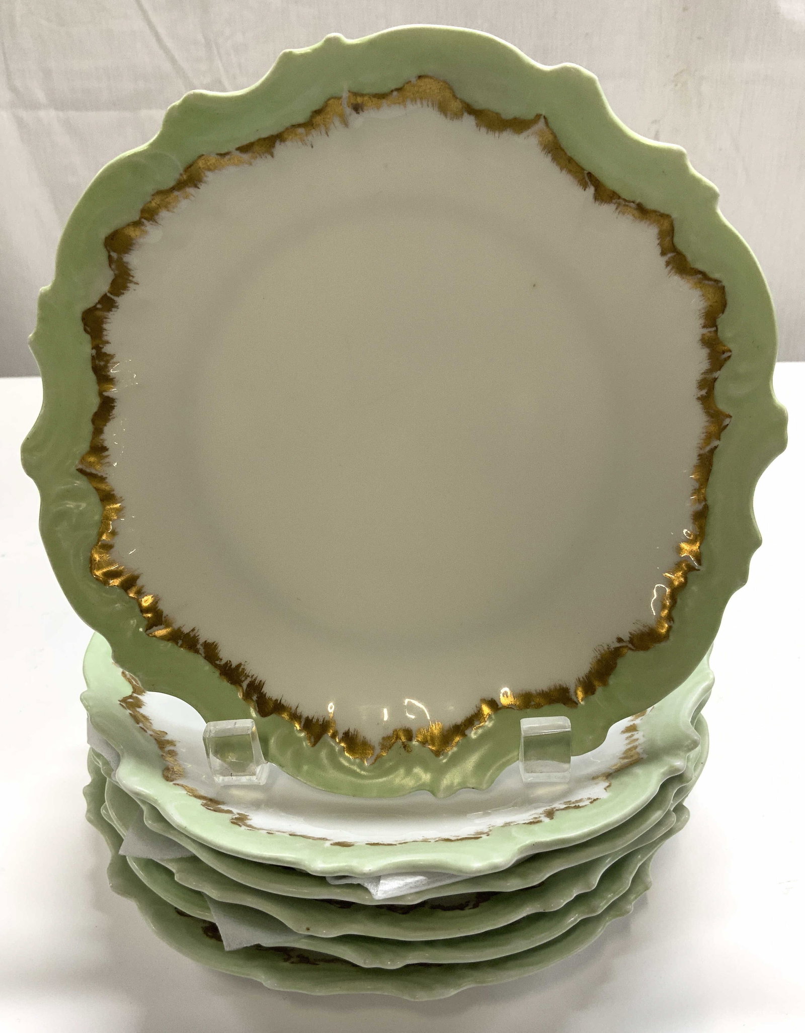 Vtg Lt6 Scalloped Porcelain Side Plates: Vintage Mint Green Lot of 6 Scalloped Porcelain side / dessert plates. Encrusted gold trim. Unmarked. White porcelain center framed by mint/sea foam green border, edges scalloped with rococo relief