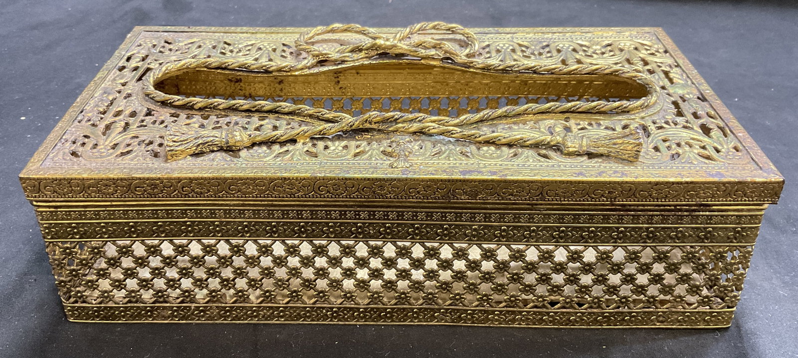 VTG Hollywood Reg Sty Gld-Tn Filigree Tissue Cover (1 of 7)