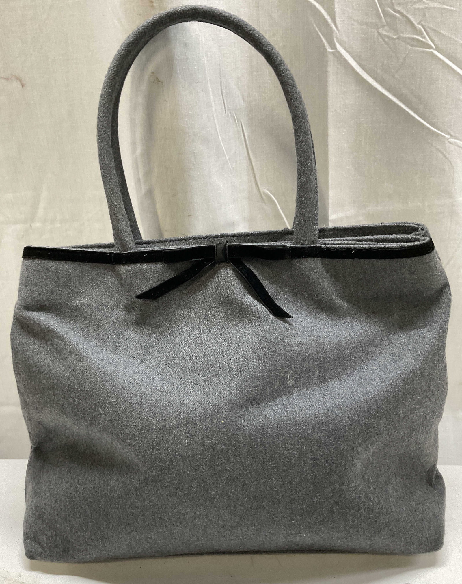 VTG Dollargrand Grey Felted Wool Handbag LONDON: Vintage Dollargrand Grey Felted Wool Handbag. Black Velvet Bow and Trim. Made in London. Condition Consistent With Exposure. Measures app 17in H x 14.5in L. Vintage Handbags, Dollargrand, Grey, Felted