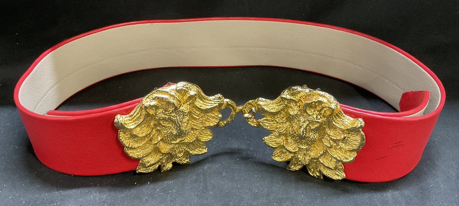 VINTAGE 1980s Gold-Toned Lion Head Clasp Belt