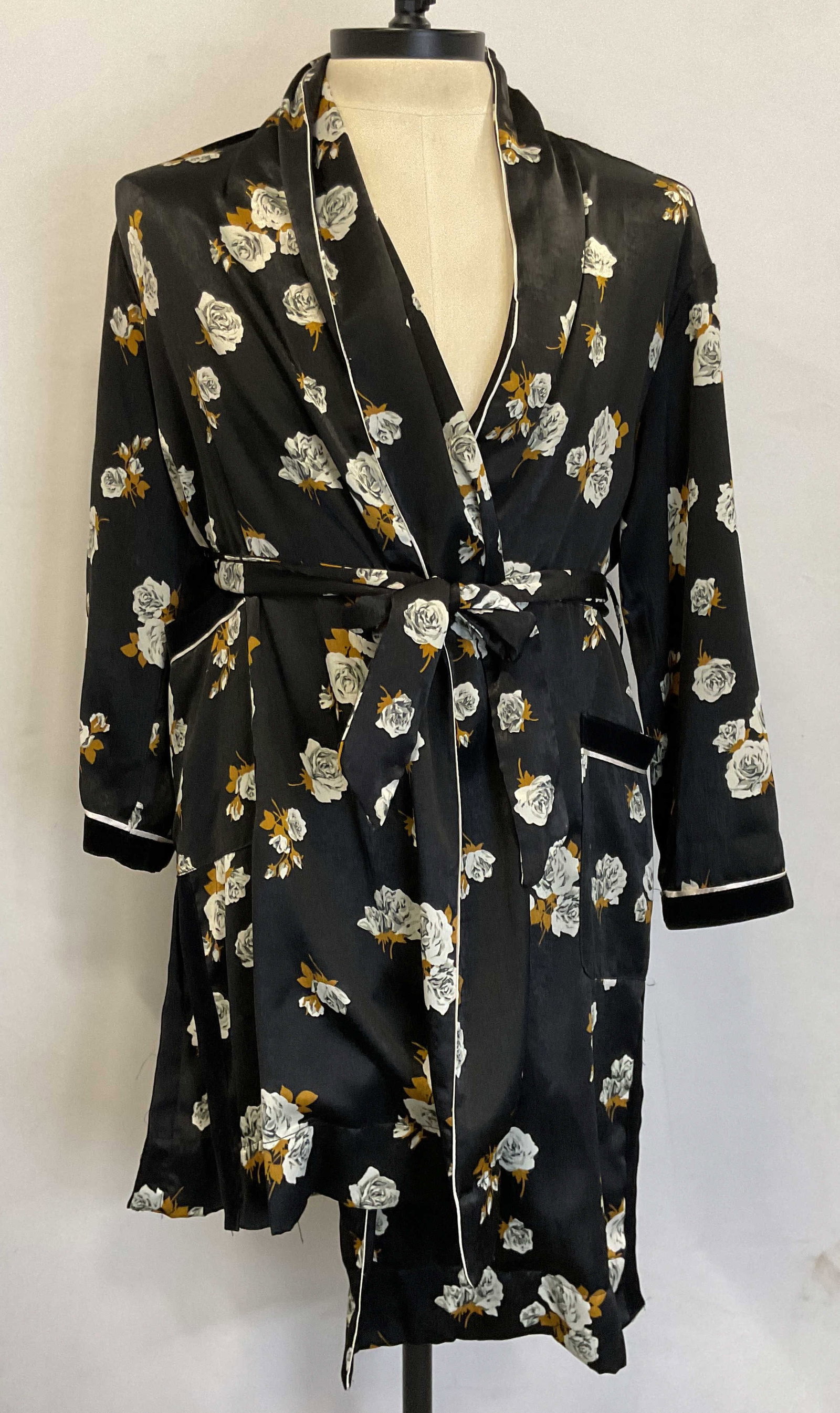 Zara basic collection floral robe: Zara basic collection floral robe. 100% polyester in size small made in Morocco. Robe is black with white roses printed on it. It features long sleeves, 2 front pockets , and a tie belt closure.