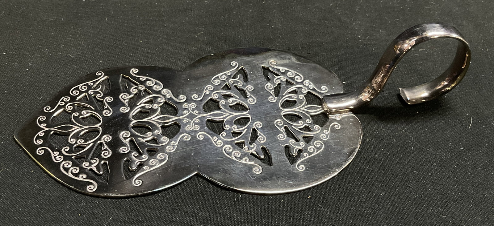 VTG Kirk&Matz Silver-Plated Pastry Server ENGLAND: Vintage Kirk & Matz Silver-Plated Pastry Server. Cut-Out Lace Pattern on Wide Flat Blade. Looped Handle. Made in England. Marked K&M Silver Plated England. Scratching and Tarnishing Present. Measures 