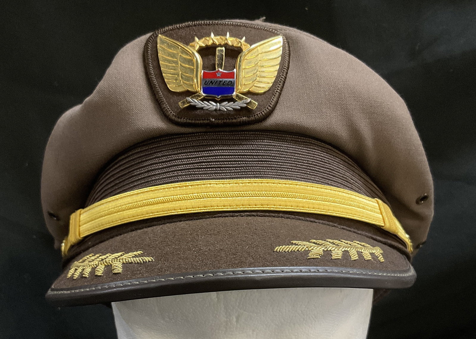 VTG United Airlines Pilot Captain Visor Hat: Vintage Circa 1970s-1980s United Airlines Pilot Captain Visor Hat. Size Large. Made by Superior Uniform Cap Co in Chicago, Illinois. Wool, Leather, and Blend Material. Gold-Toned Metal Badge. Gilt Emb