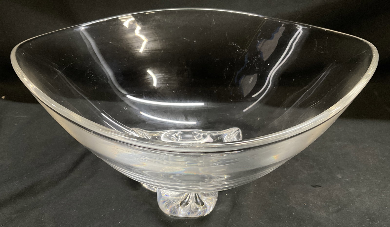 VTG SIGNED Steuben Trillium Crystal Art Glass Bowl: Vintage Circa 1950s-1990s Signed Steuben Trillium Clear Crystal Art Glass Bowl. Triangular, Wide-Flared Tri-Corner Rim. Stylized Trillium Flower-Shaped Footed Base. Scratching Present. Measures app 5i