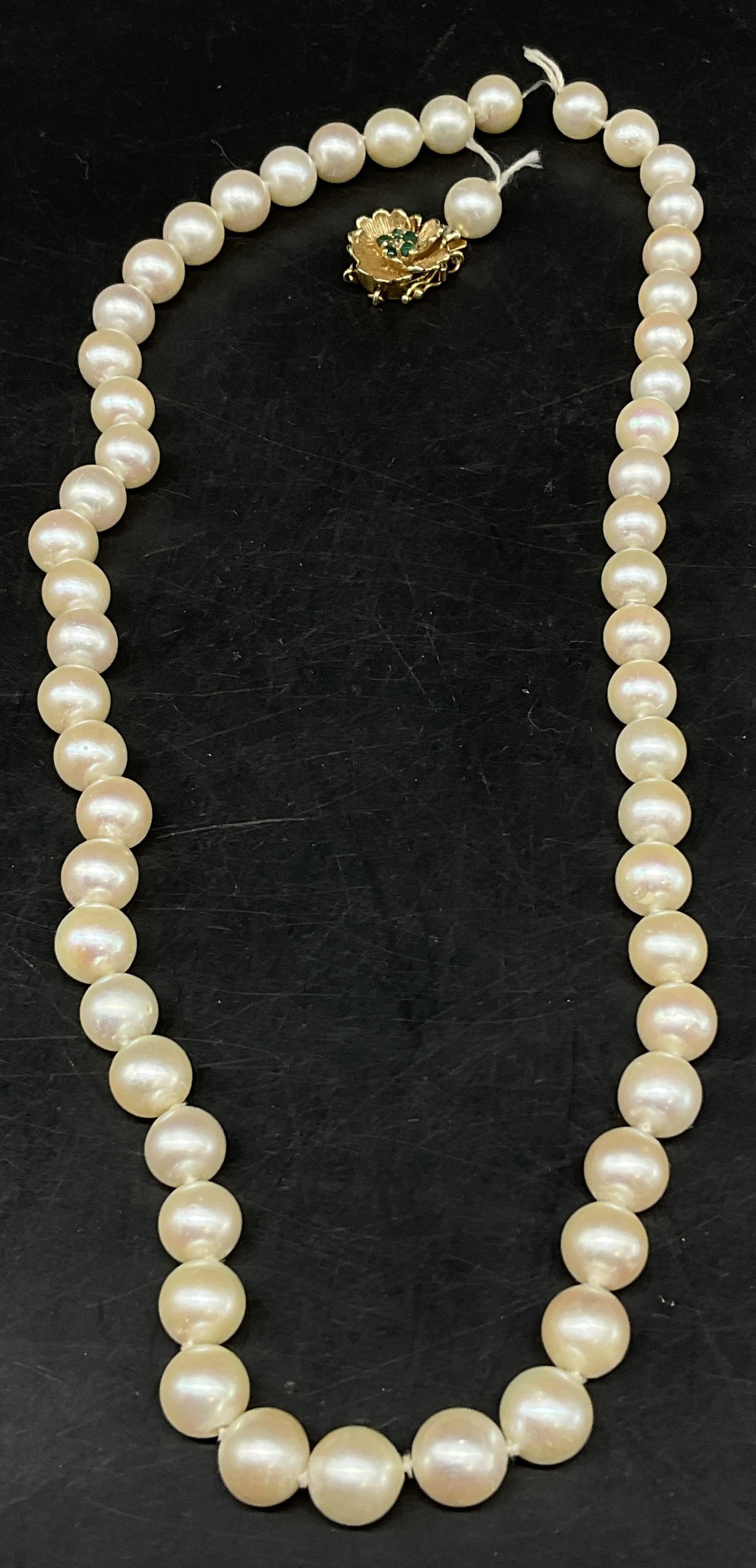 VTG Knotted GENUINE PEARL Strand Necklace: Vintage Knotted Genuine Pearl Strand Necklace. Floral Gold-Toned Clasp with Green Stones. Clasp Detached. Have Some Weight. Measures app 20.25in L (from end to end). Without Clasp. Vintage Pearls, Kno