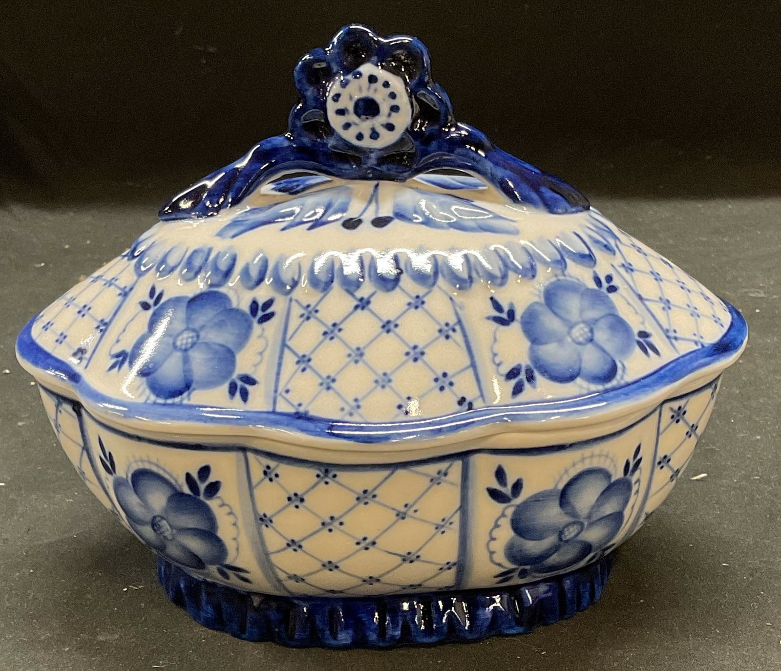 Sgnd Gzhel Porcelain Blue&White Lidded Bowl Russia: Signed Gzhel porcelain bowl with lid. Scalloped rim. Hand painted blue and white with floral and diamond pattern. Signed on underside. Made in Russia. Measures approx 7 x 5 x 5.5 inches. Some wear con