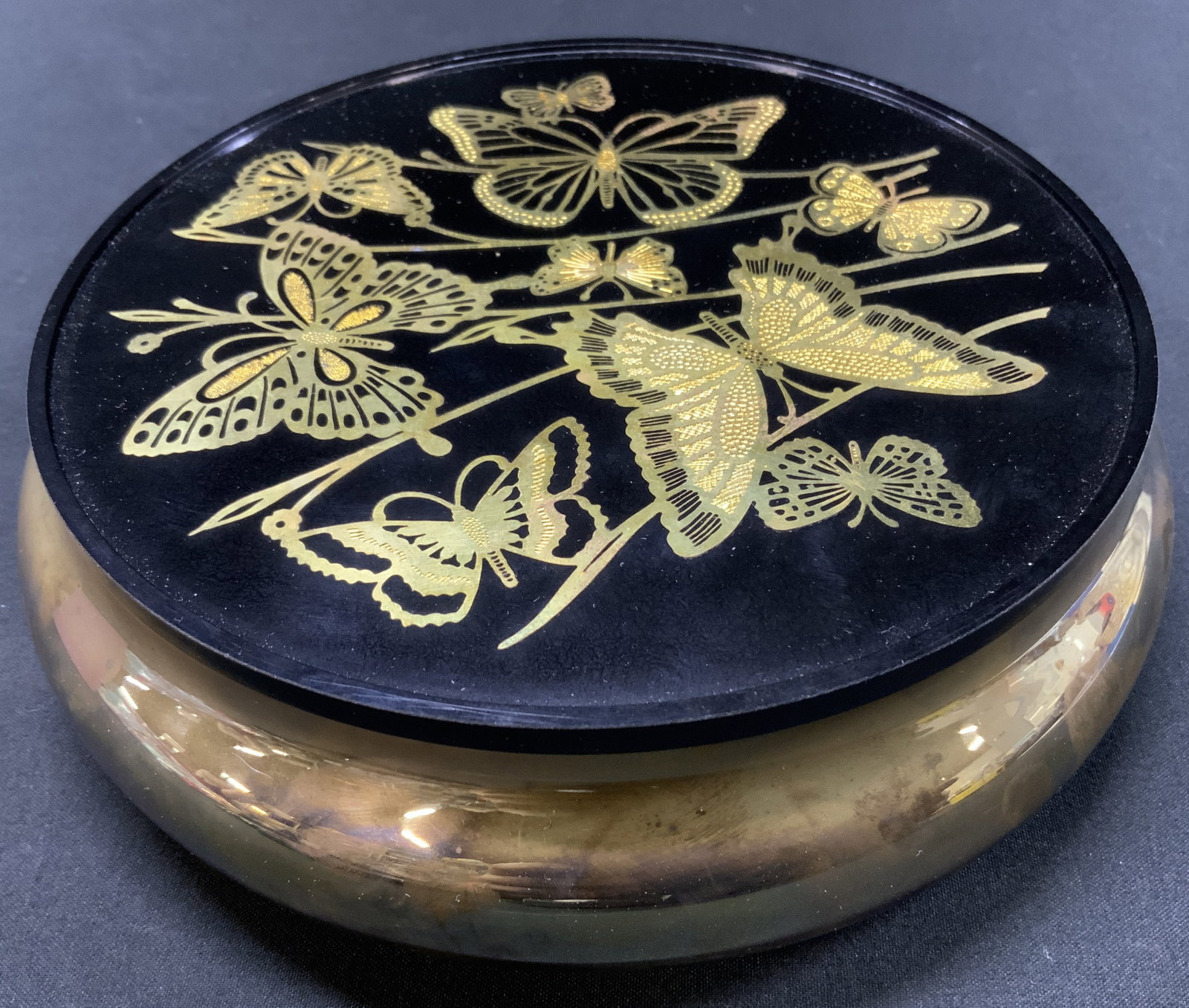 Vtg 1970s Oneida Brass & Enamel Butterfly Box: Vintage 1970s Oneida Solid Brass & Black Enamel Butterfly Trinket Box. Chinoiserie style. Removable lid, black enamel finish accented by etched and printed gold butterfly motif amongst botanical stems
