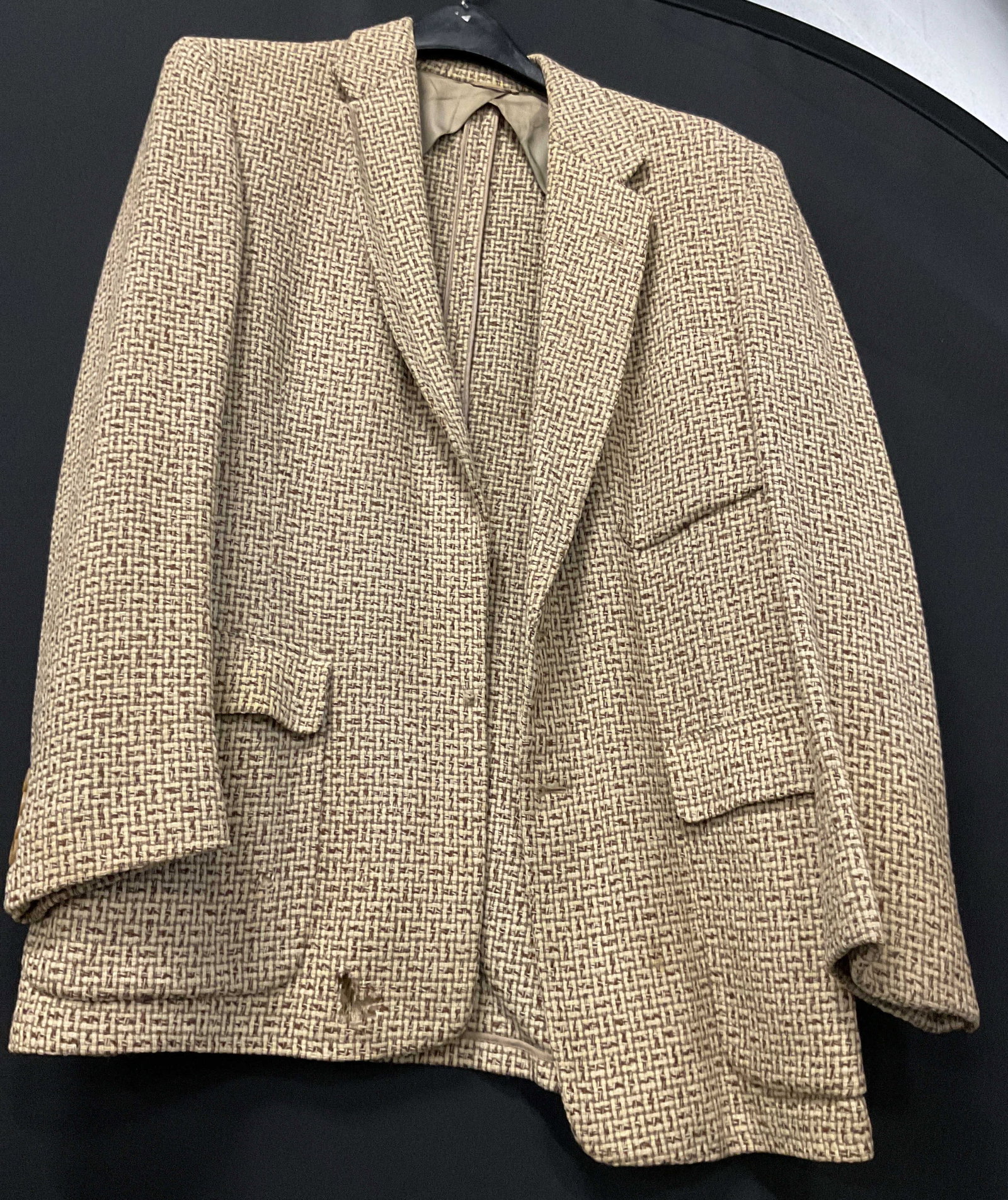Farragut tweed brown and beige woven blazer: Farragut tweed brown and beige woven blazer. 1 interior pockets and 3 exterior pockets. Jacket is mostly beige with some brown spots that looks woven into the tweed fabric. There are stain under the a