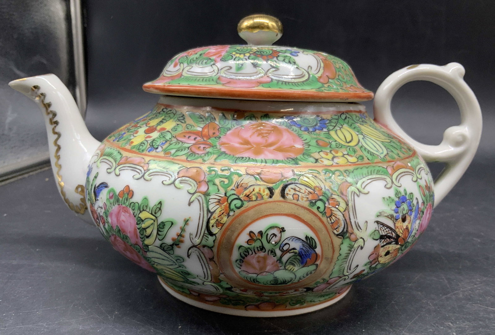 Vntg Chinese Rose Medallion Teapot: Vntg Chinese export Rose Medallion Teapot featuring hand painted designs with vibrant pink , green and gold colors, birds butterflies and Figurals with traditional scenes, measures ht app 6 inches