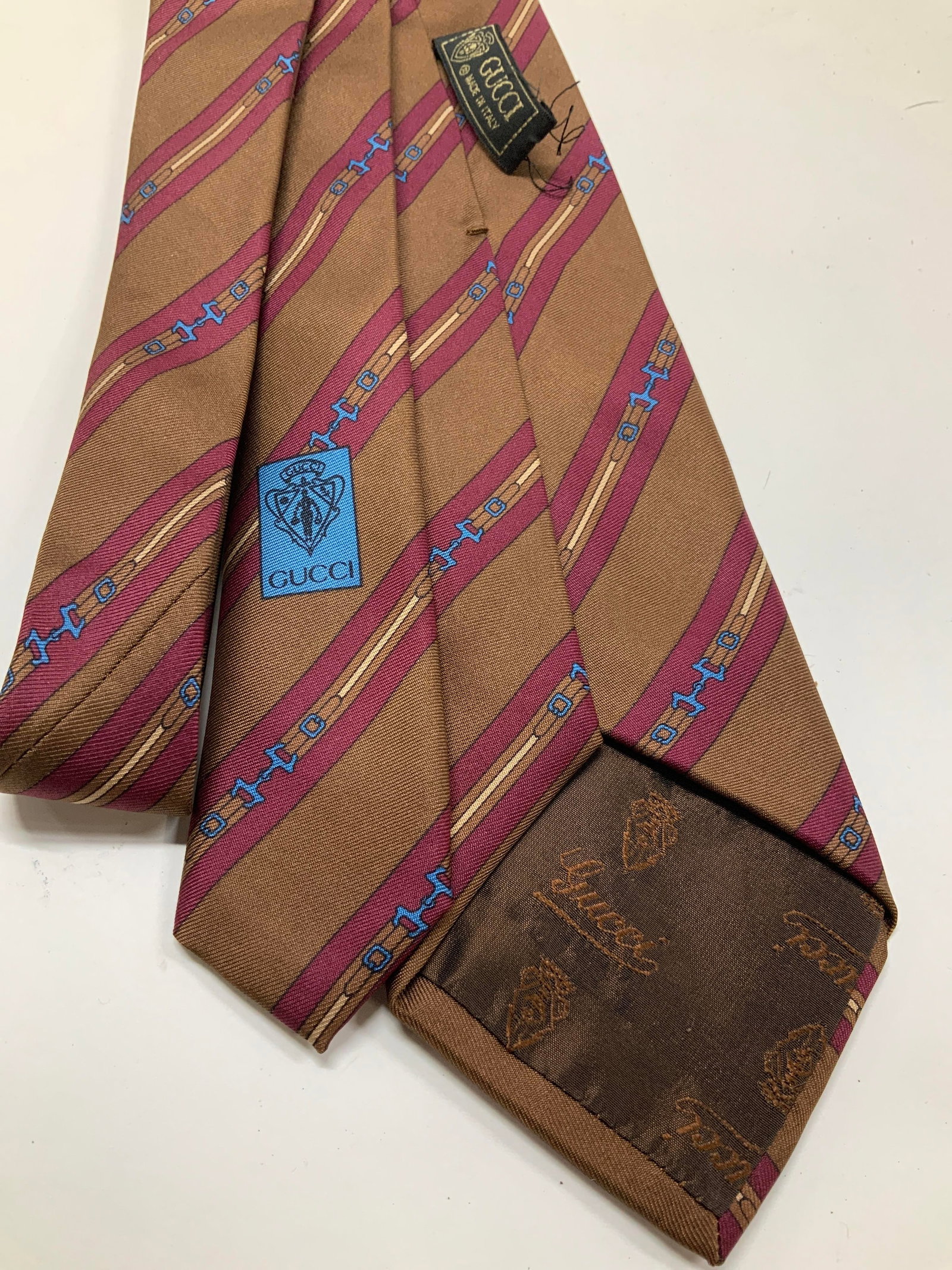 GUCCI Silk Tie , luxury Accessory, Italy: Gucci silk neck tie, luxury fashion, made in Italy, measures full length 54 inches, label is loose tb